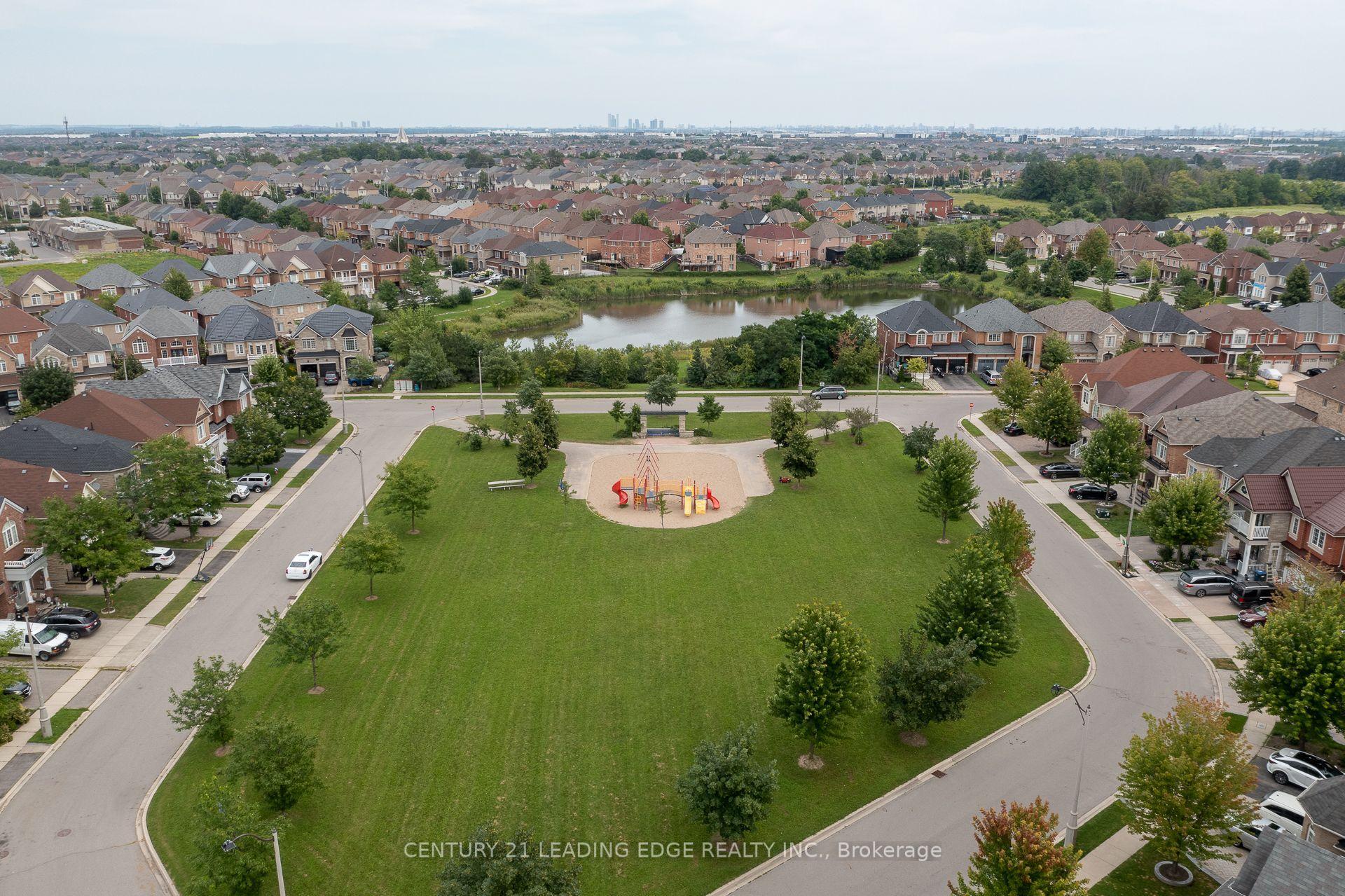 26 Huntspoint Drive — photo 1