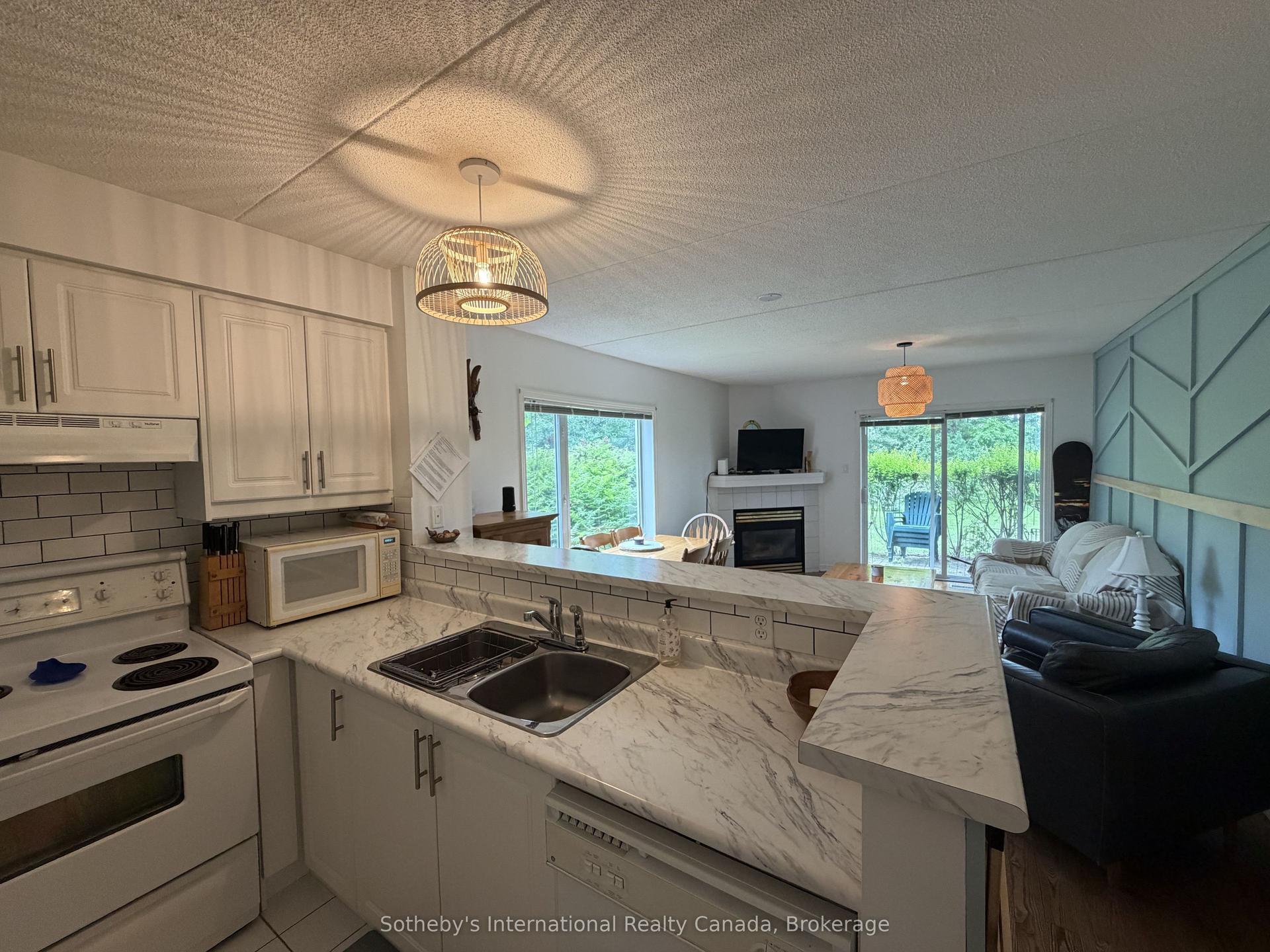 329 MARINERS Way, Collingwood — Condo Town for lease, photo 1
