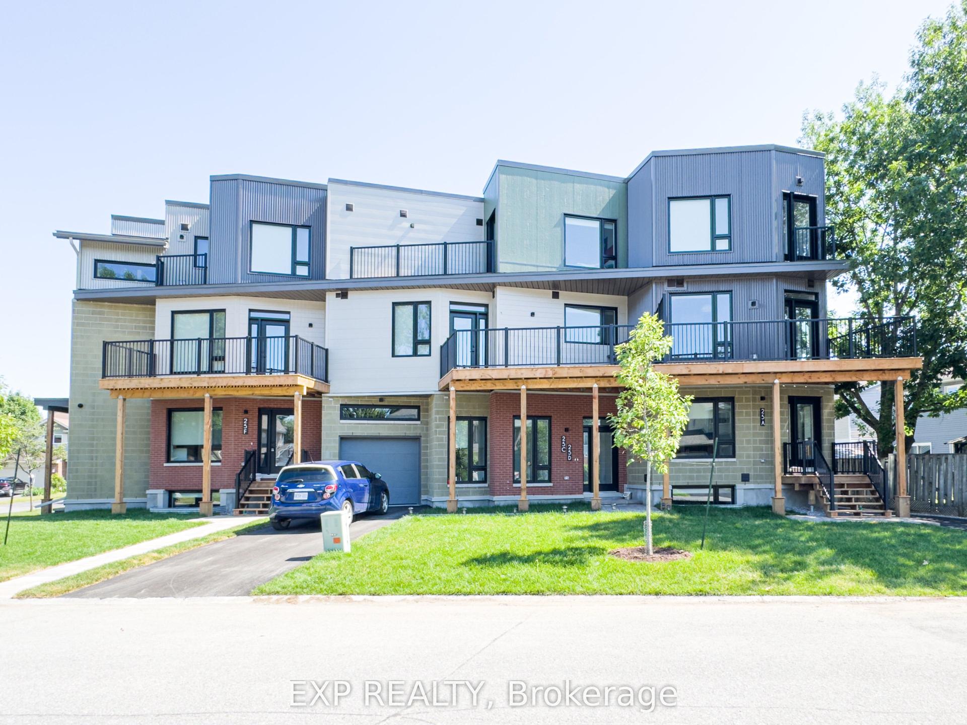 25 Fair Oaks Crescent F #F, South of Baseline to Knoxdale — Townhouse for lease, photo 1