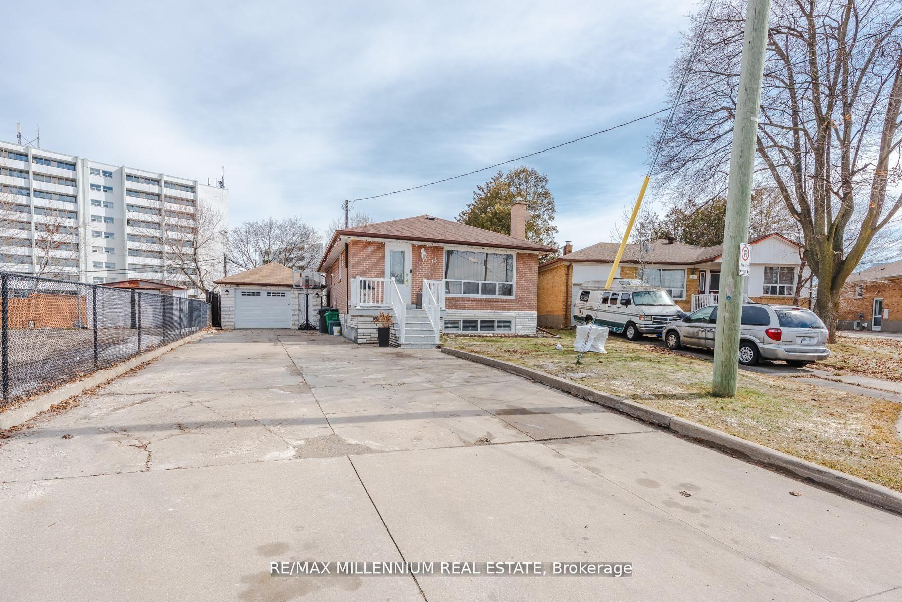 13 Cumberland Drive, Brampton — Detached for sale, photo 1
