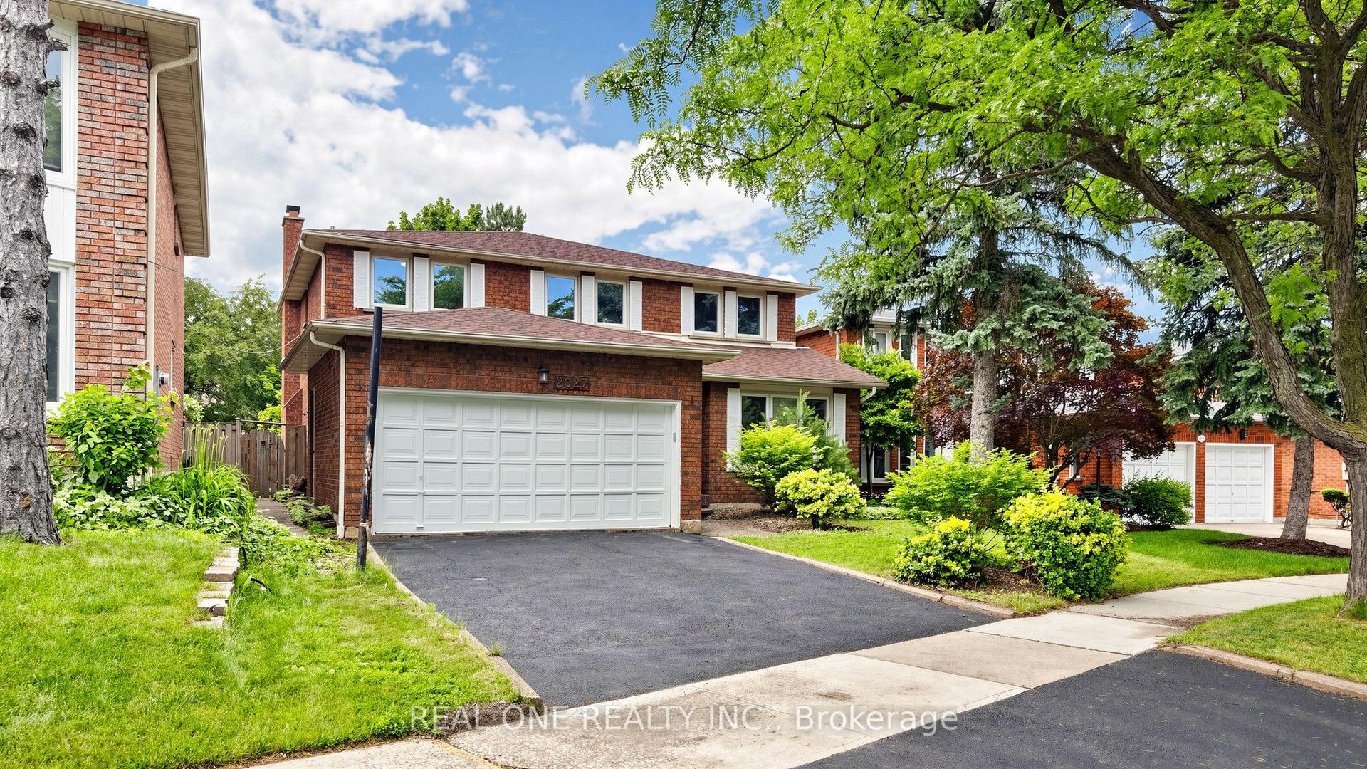 2027 Roy Ivor Crescent — photo 1