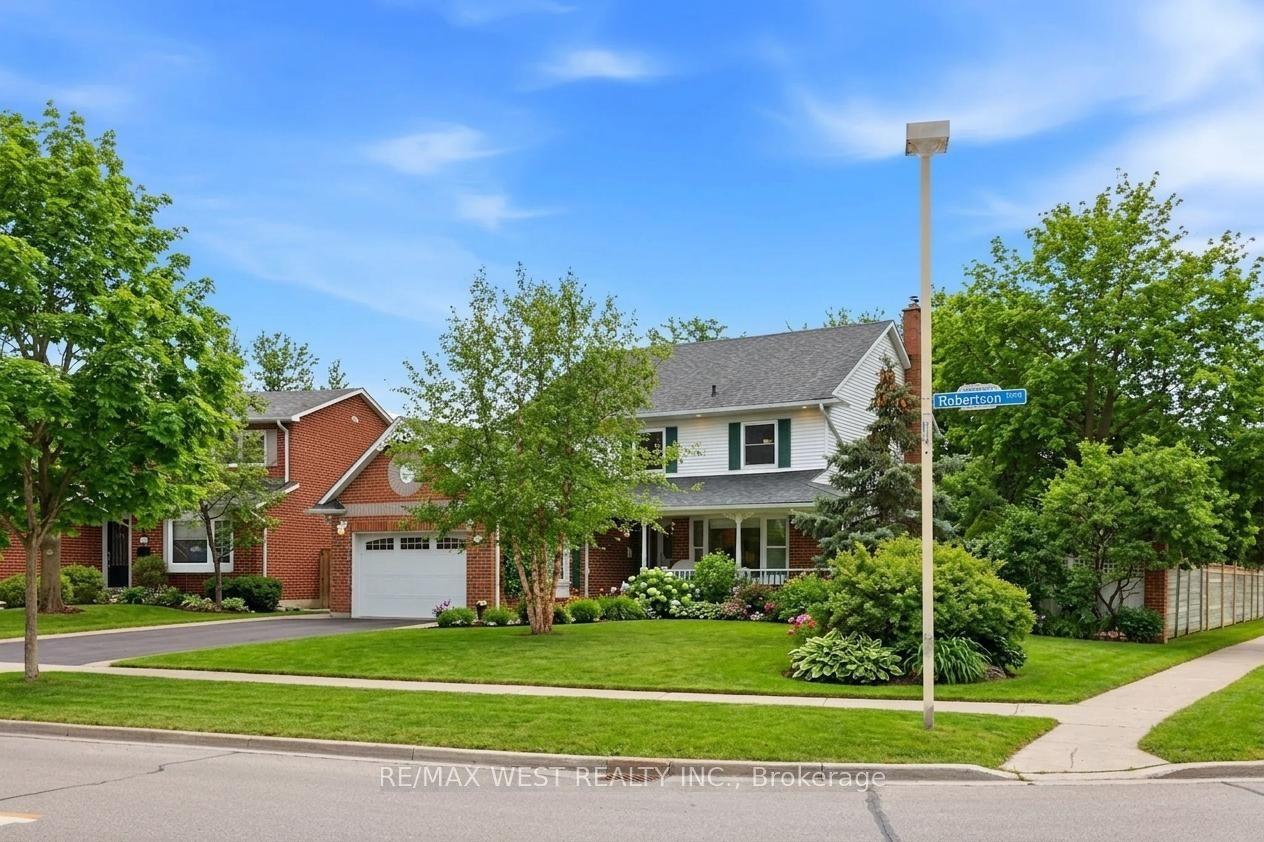 690 Robertson Crescent — photo 1