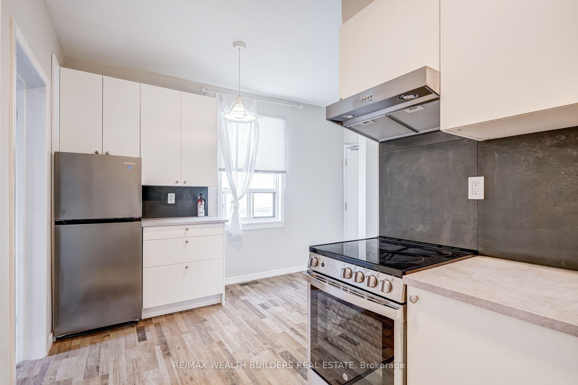 2443 dundas Street W Upper Unit 2 #Upper Unit 2, Toronto — Semi-Detached for lease, photo 1