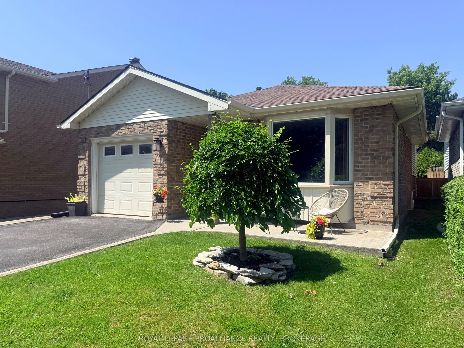 16 Grenadier Drive, Kingston — Detached for sale, photo 1