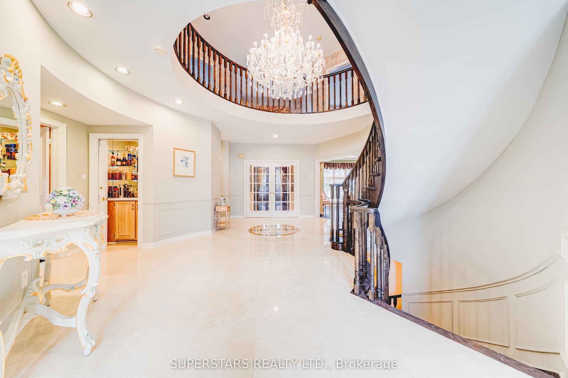 28 Edmund Crescent — photo 1