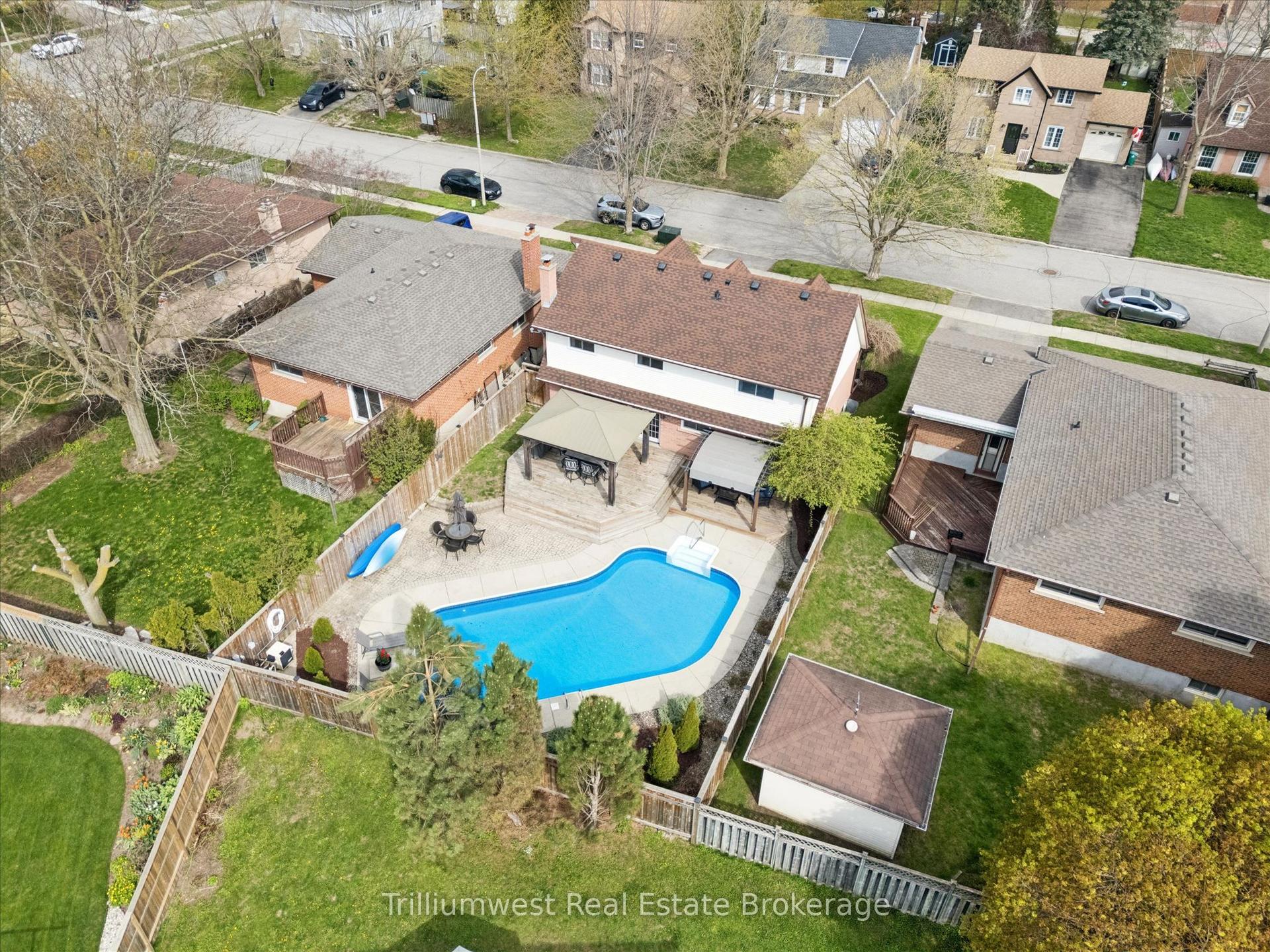 625 Pine Island Crescent — photo 1