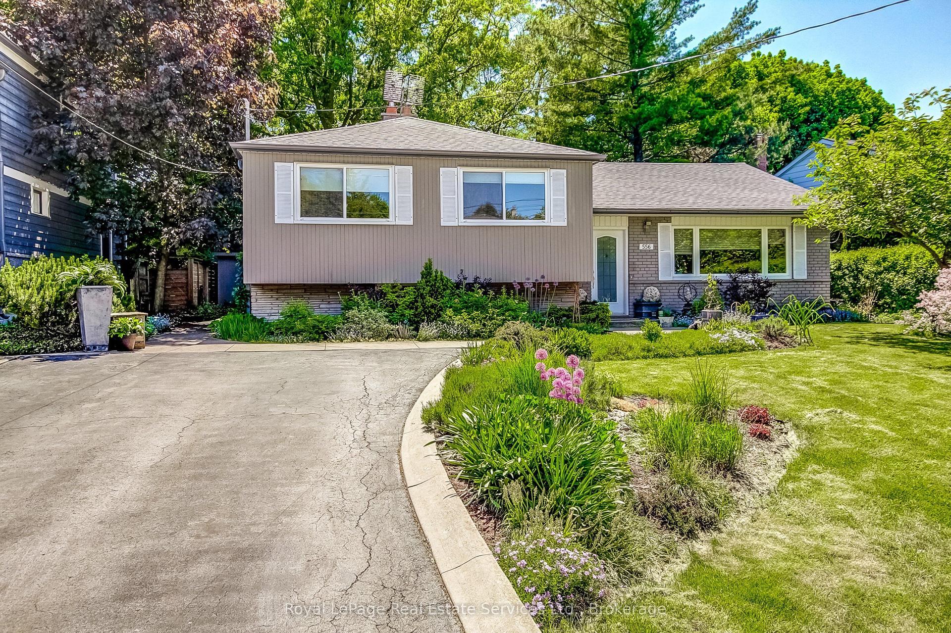 556 Trafford Crescent — photo 1