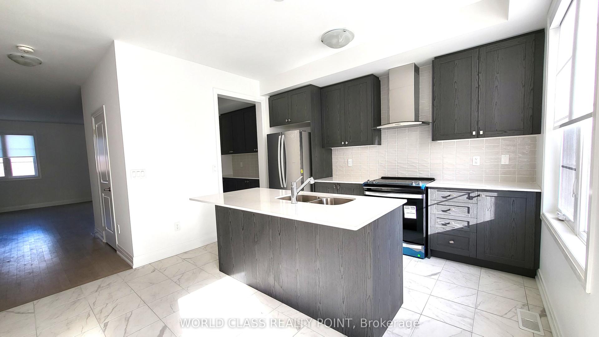 48 Waterside Way, Whitby — Condo Town for lease, photo 1
