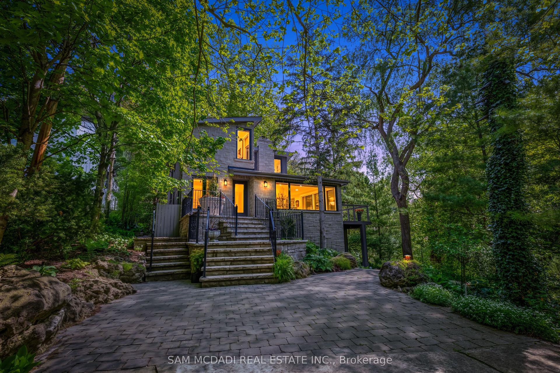 1273 Queen Victoria Avenue, Mississauga — Detached for sale, photo 1