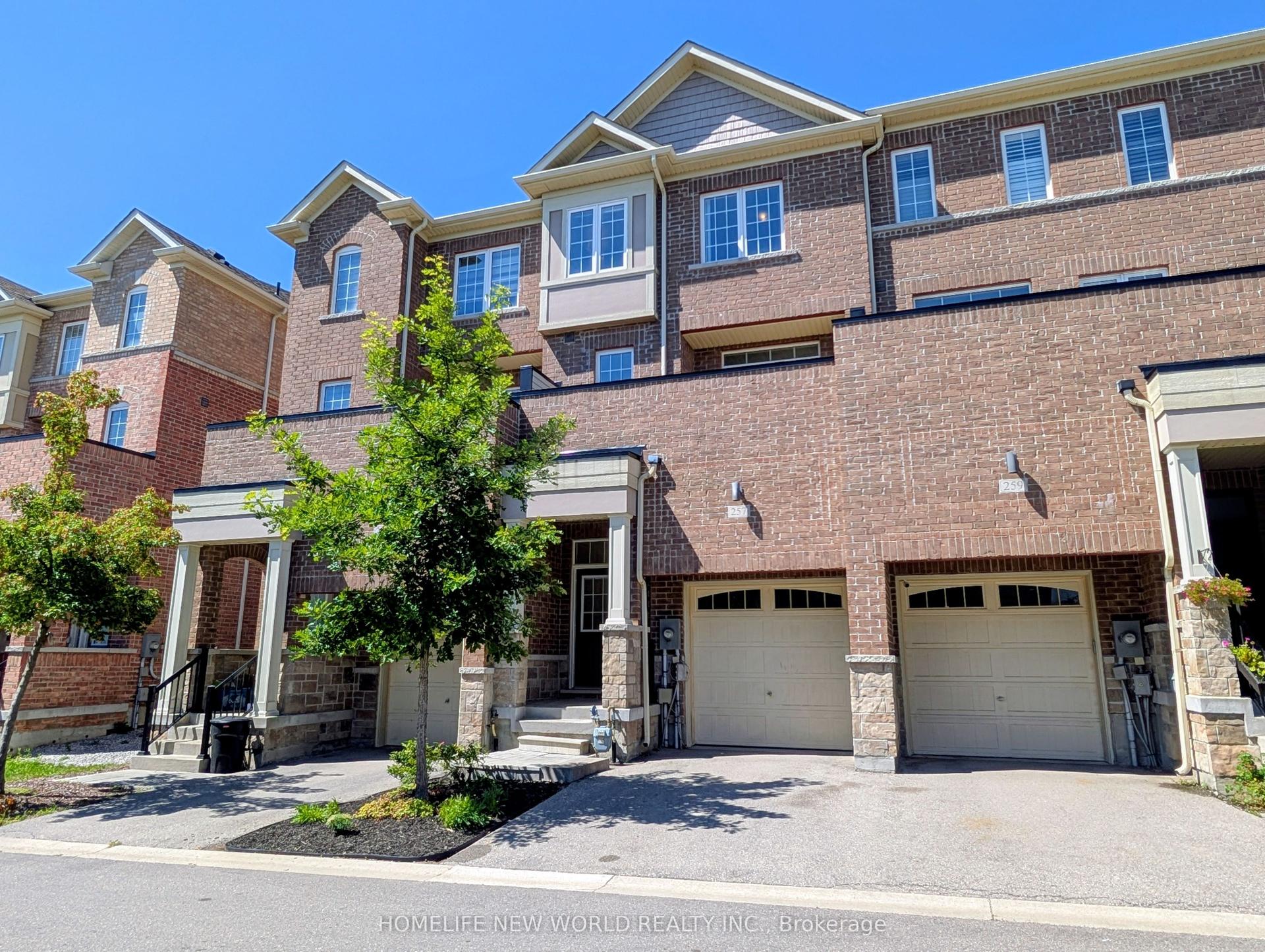 257 Harding Park Street, Newmarket — Townhouse for sale, photo 1