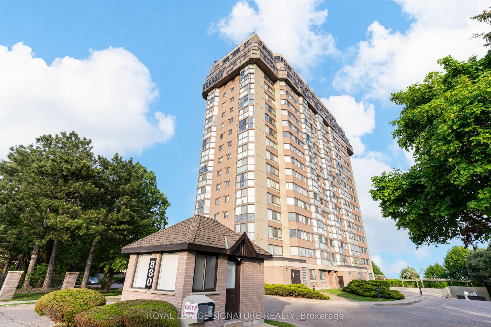 880 Dundas Street W 405 #405 — photo 1