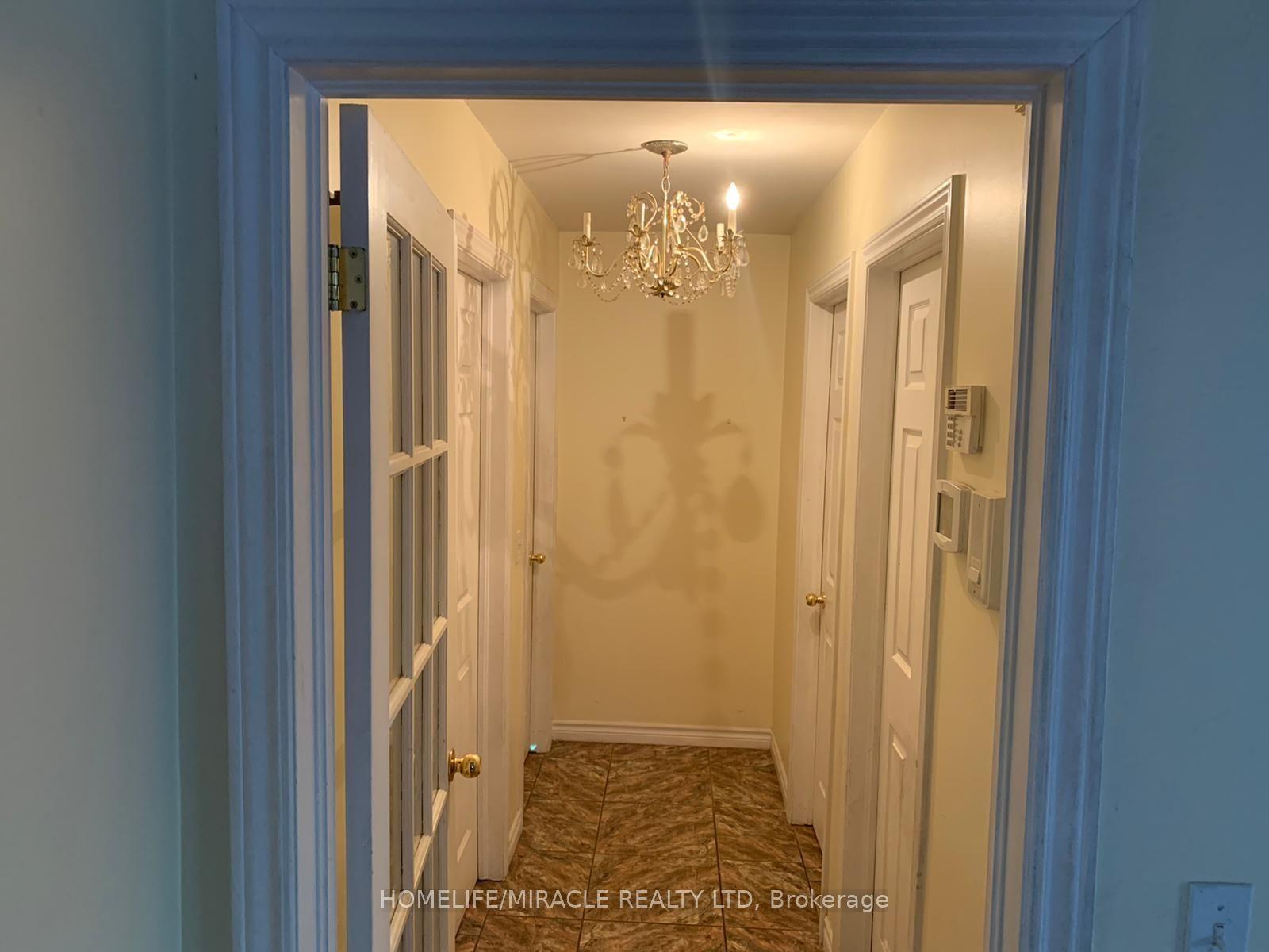 2392 Askin Avenue — photo 1