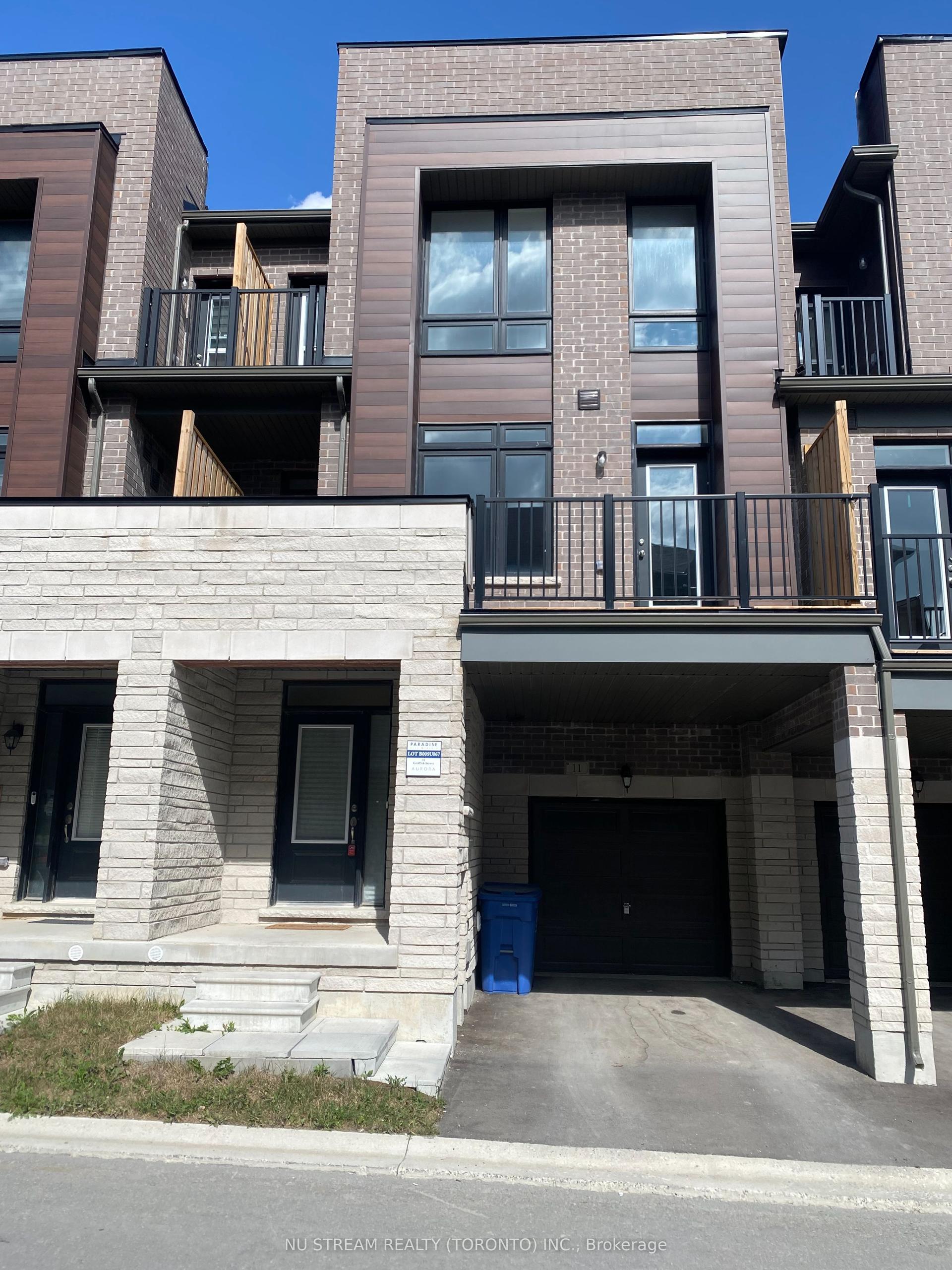 11 Griffith Street, Aurora — Townhouse for lease, photo 1