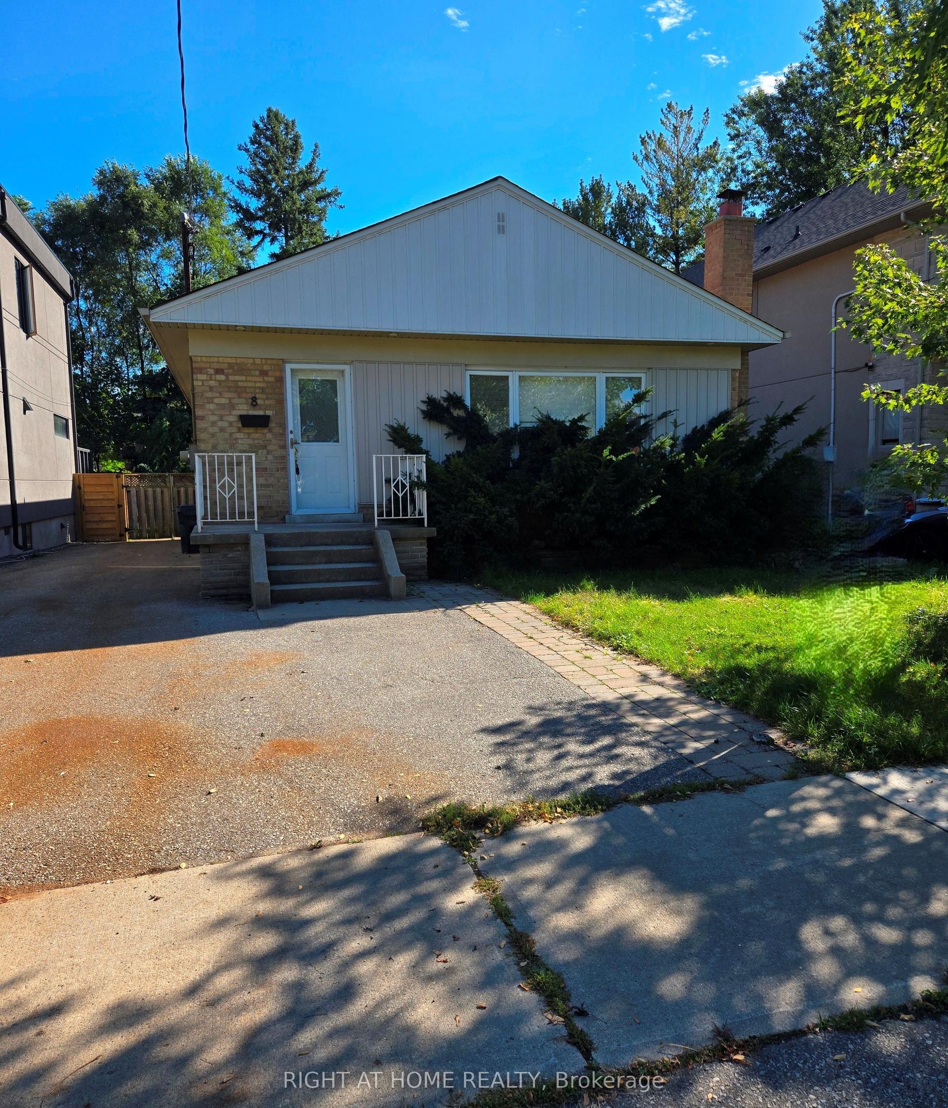 8 Northampton Drive, Toronto — Detached for sale, photo 1