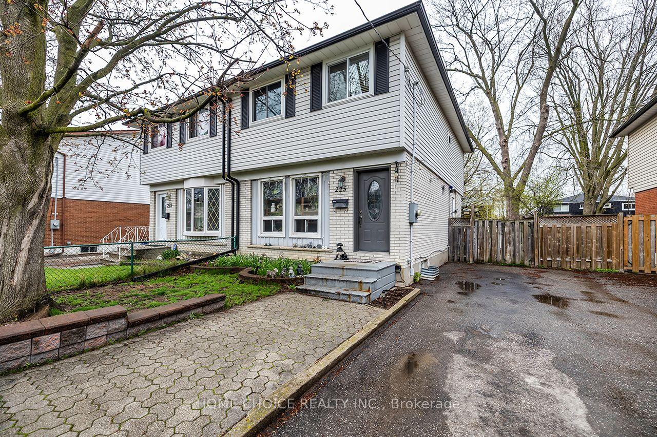 225 Barkley Crescent — photo 1