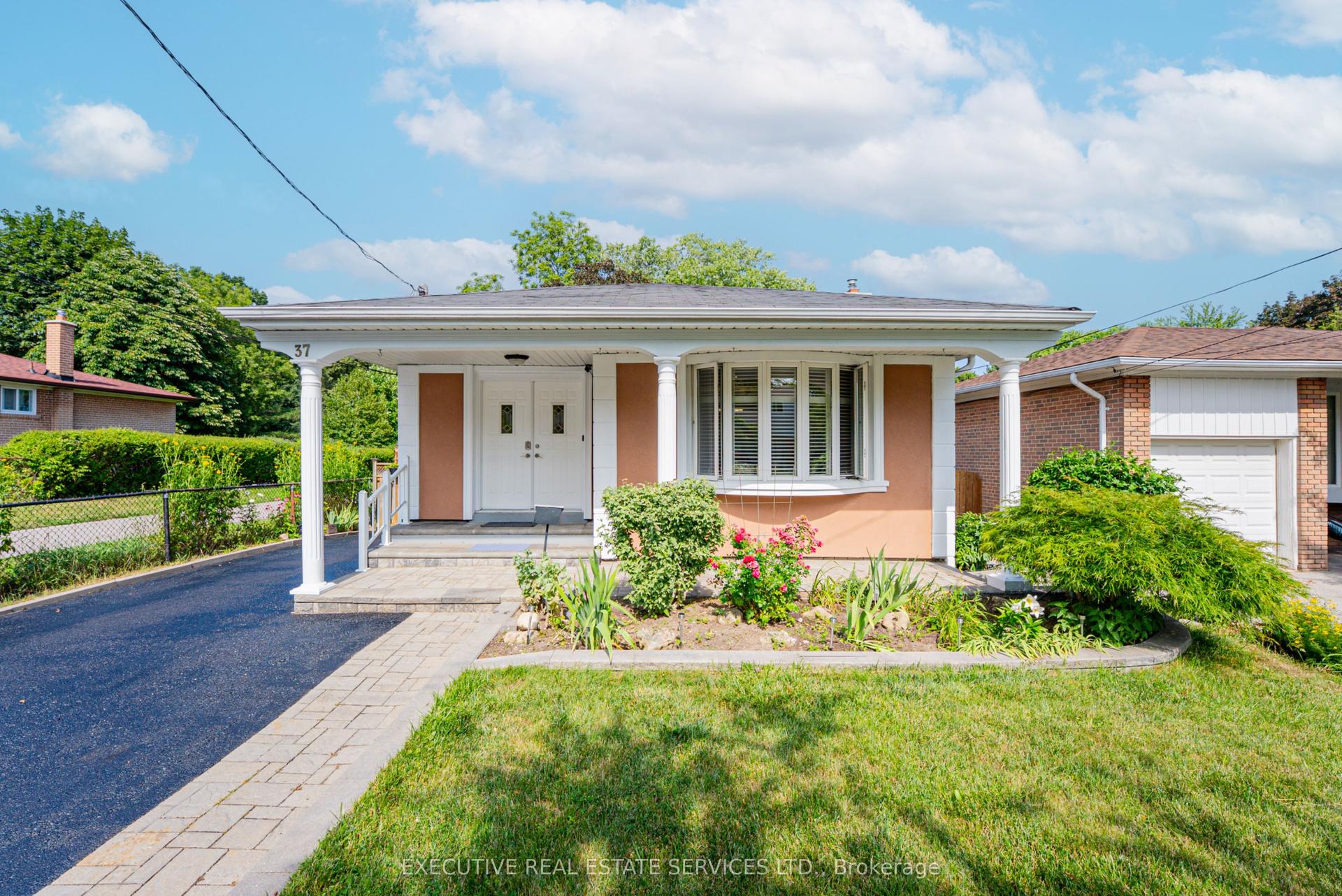 37 Ravenview Drive, Toronto — Detached for sale, photo 1