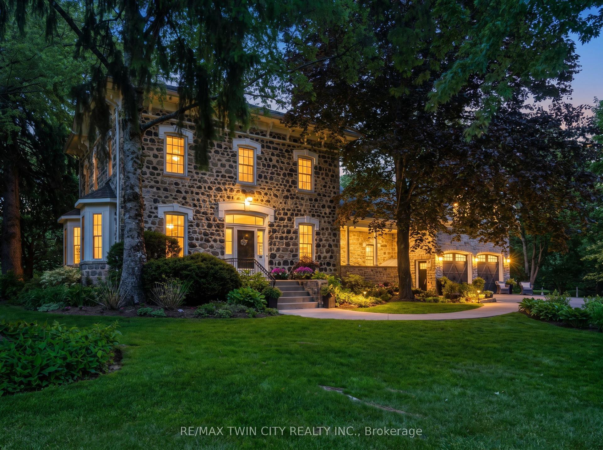 25 Dunbar Street, Brant — Detached for sale, photo 1