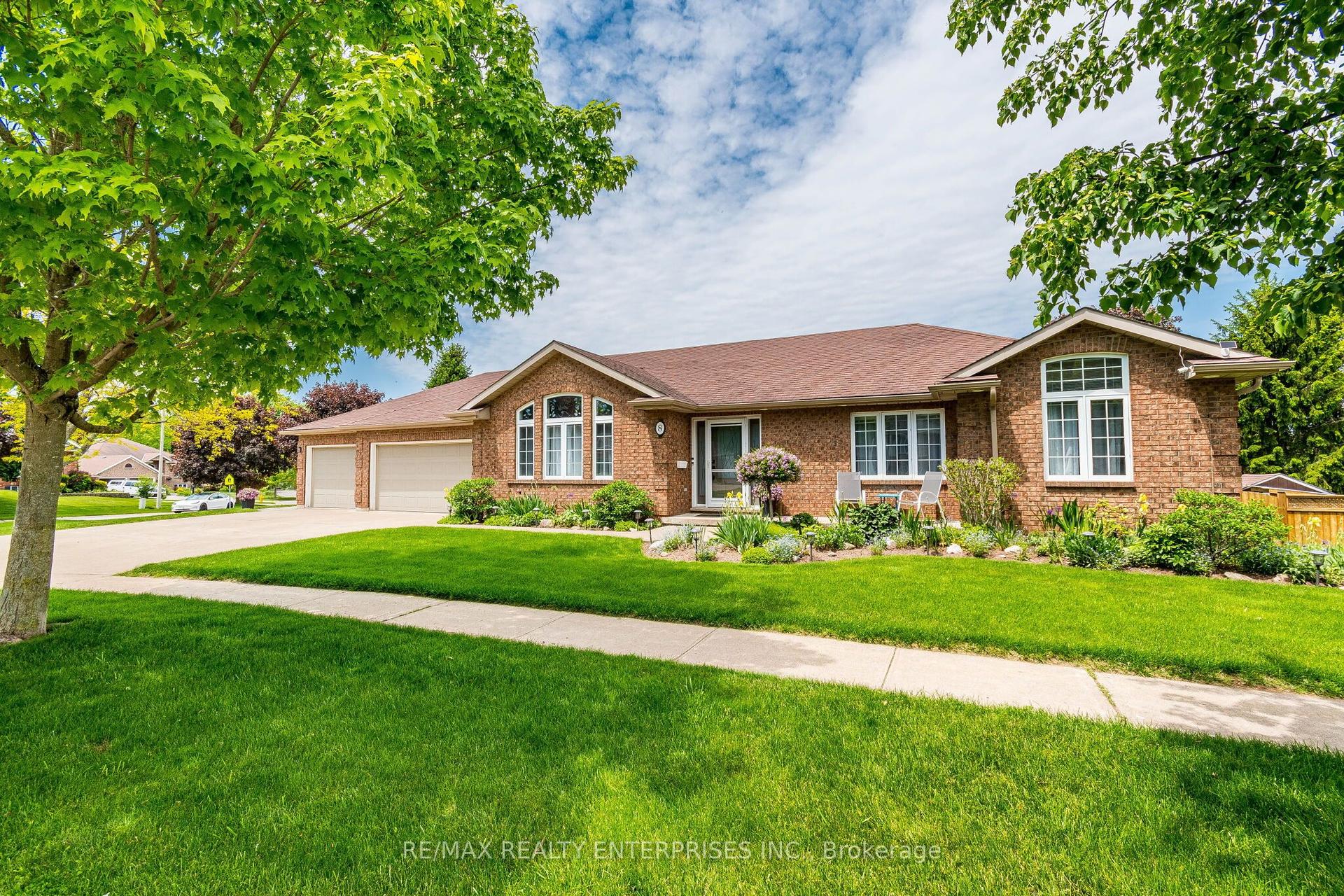 8 CHERRY RIDGE Boulevard — photo 1