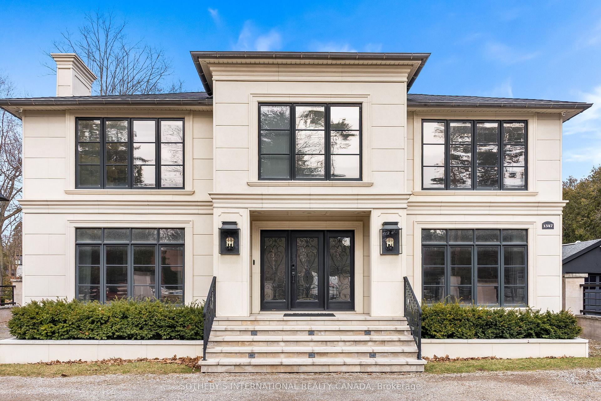 1347 Queen Victoria Avenue — photo 1