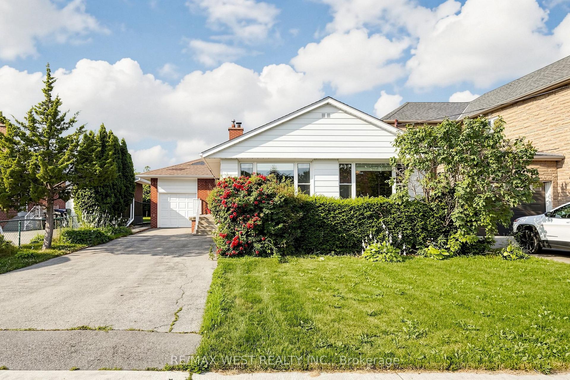 32 Allonsius Drive, Toronto — Detached for sale, photo 1