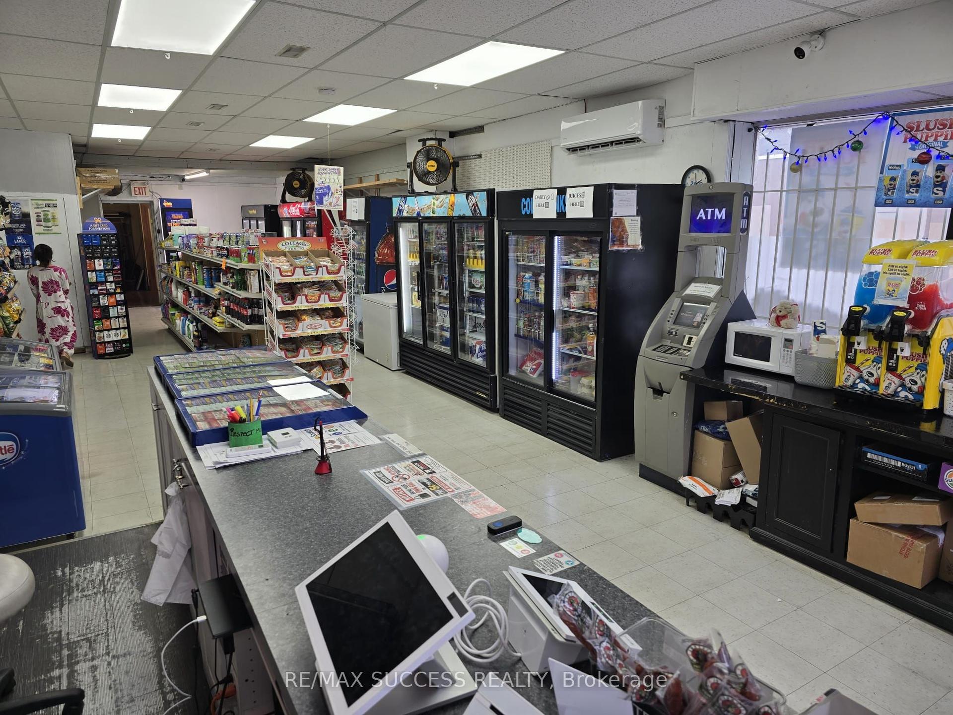 979 King Street E — photo 1