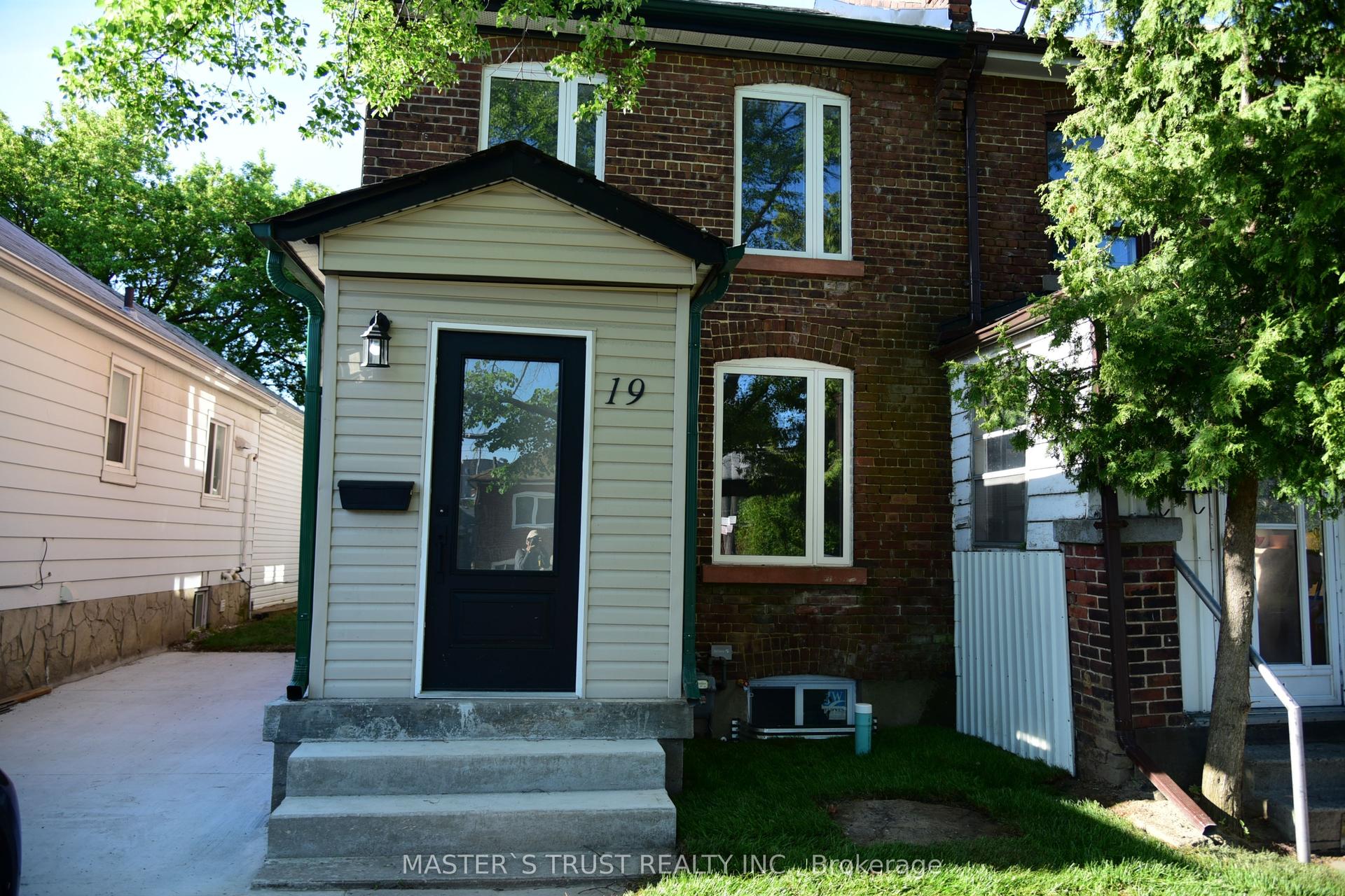 19 Emmett Avenue — photo 1