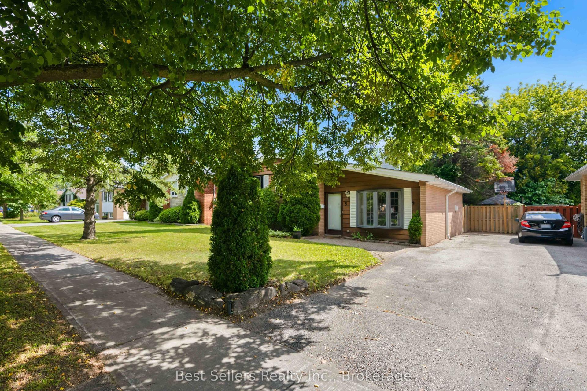 5 Benfrisco Crescent, Toronto — Detached for sale, photo 1