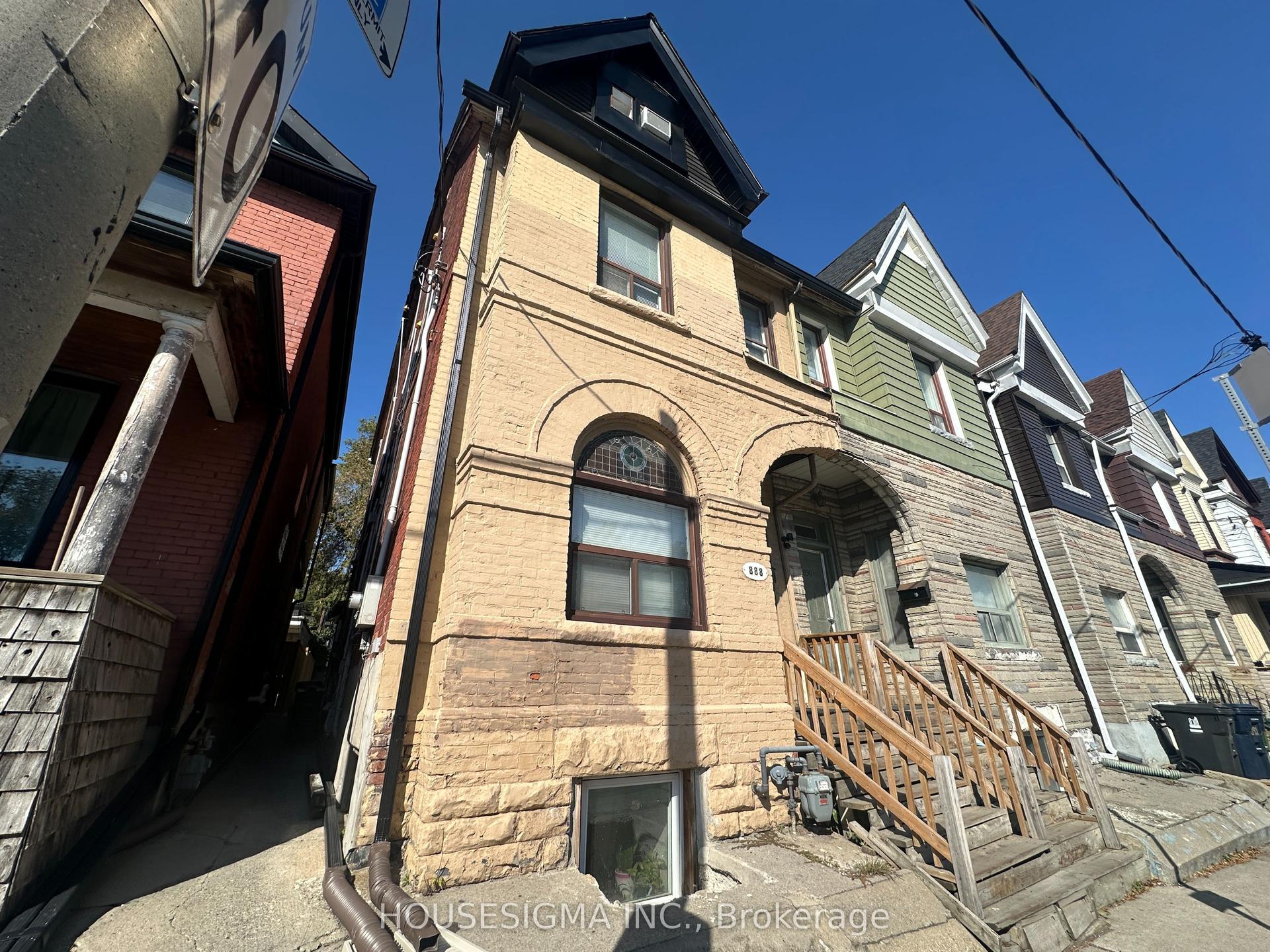 888 Dundas Street E, Toronto — Multiplex for sale, photo 1