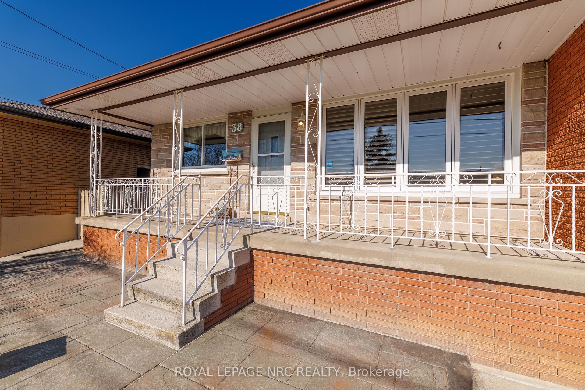 38 Rivercrest Road, Hamilton — Detached for sale, photo 1