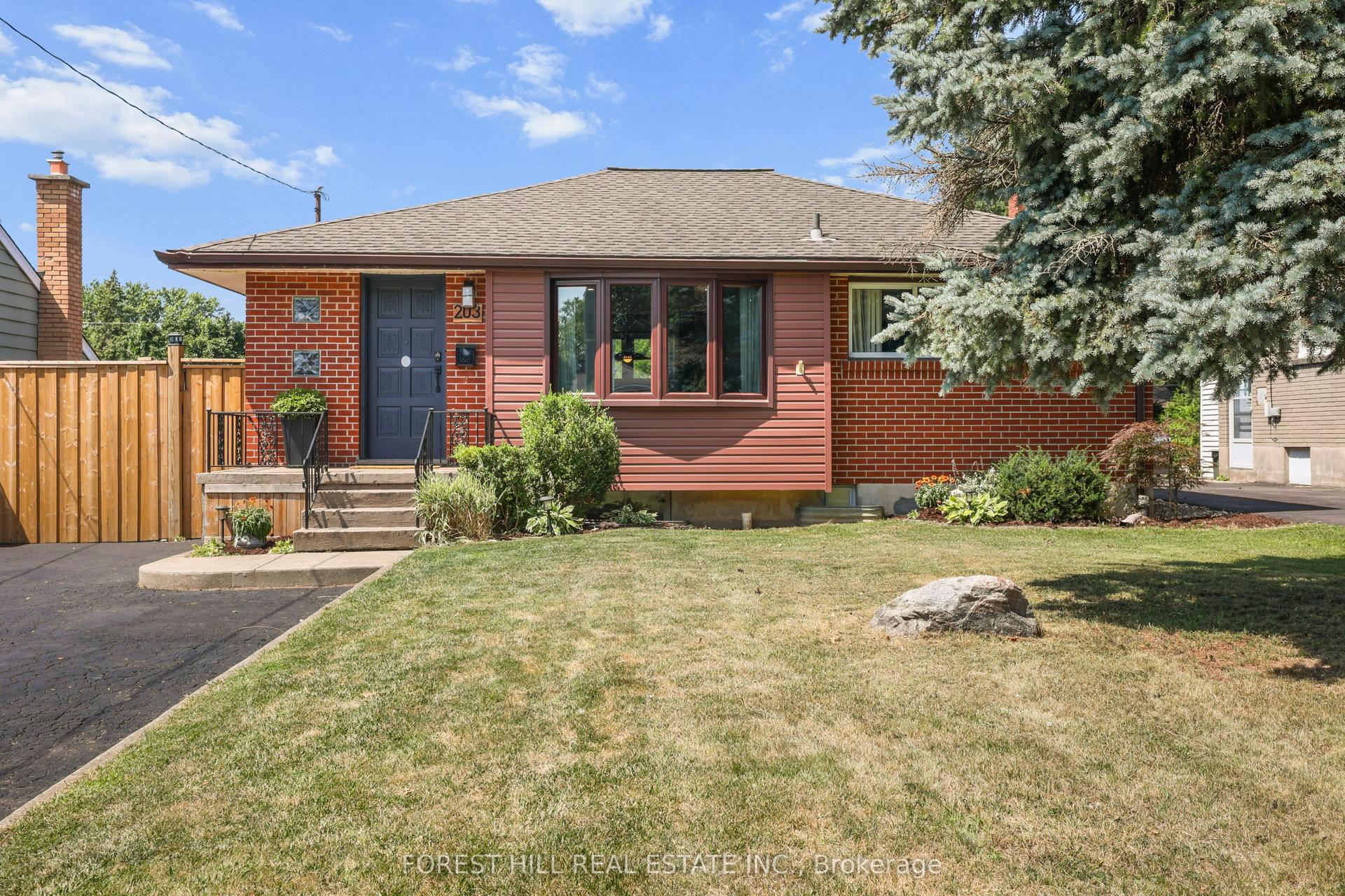 203 Merlin Crescent, London East — Detached for sale, photo 1