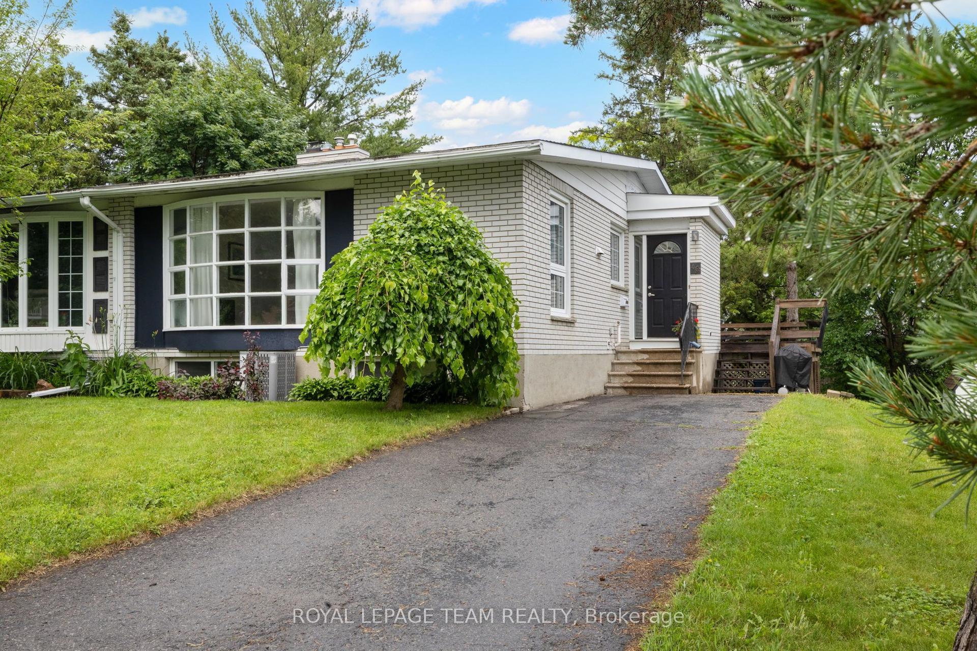 40 Woodmount Crescent — photo 1