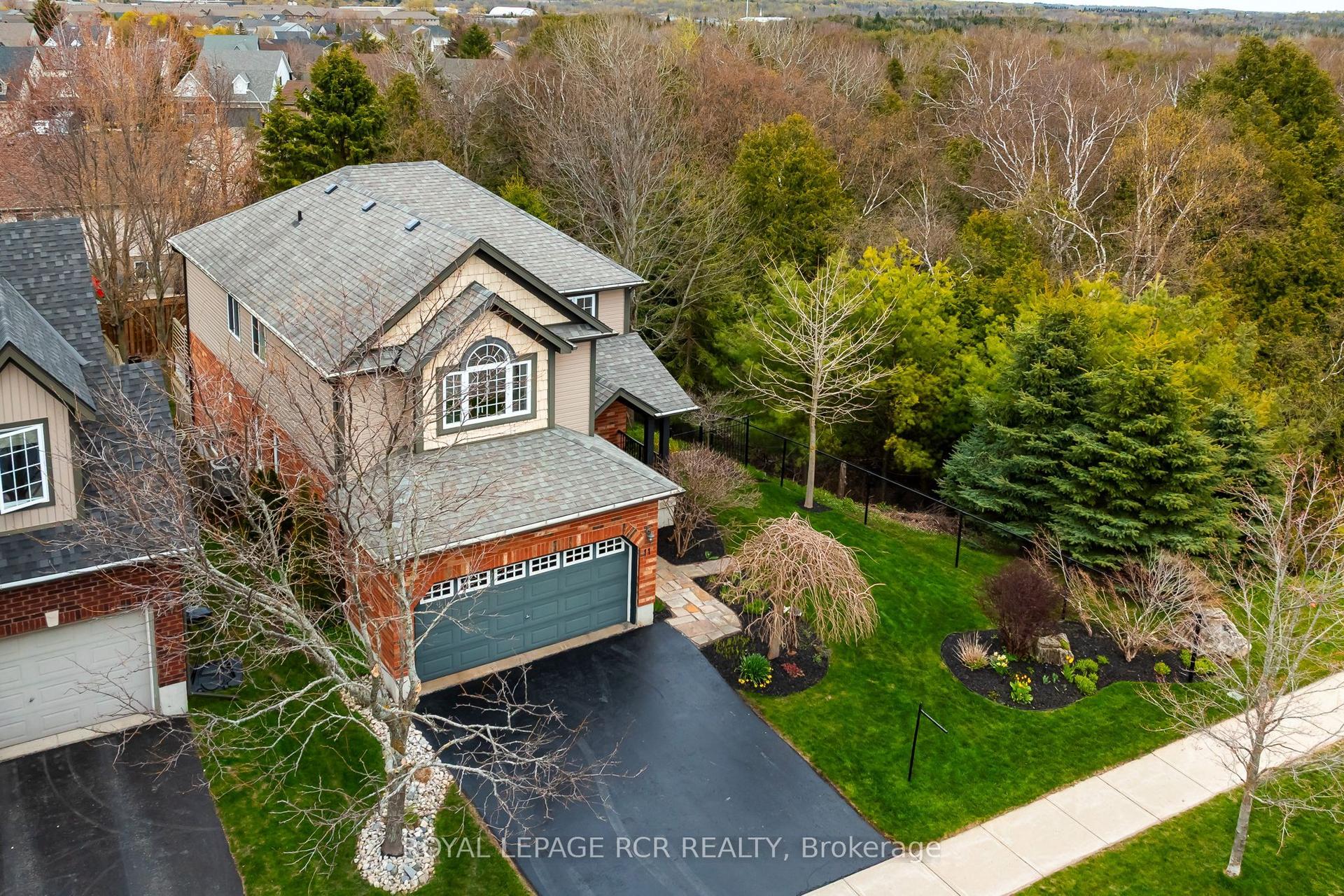 11 Sandringham Circle — photo 1