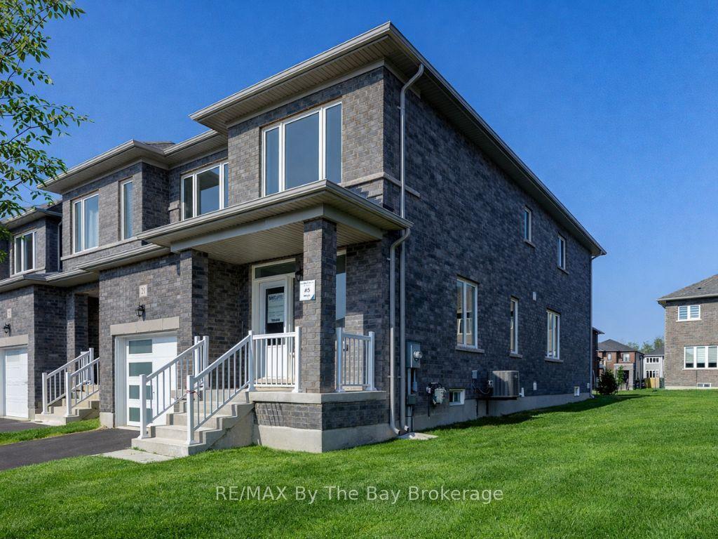 21 Lisa Street — photo 1