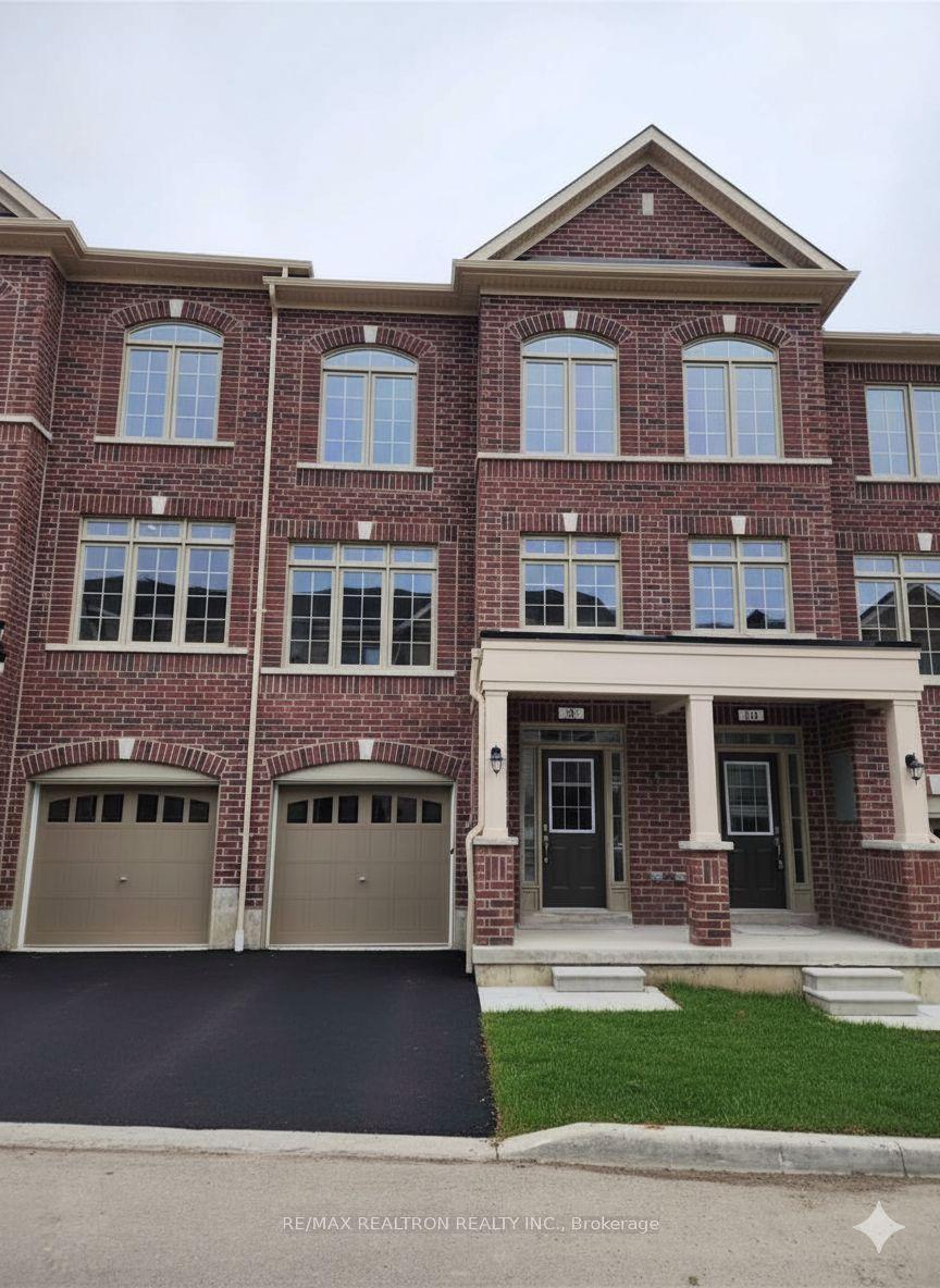 8 Royal Collection Way, Whitby — Townhouse for lease, photo 1