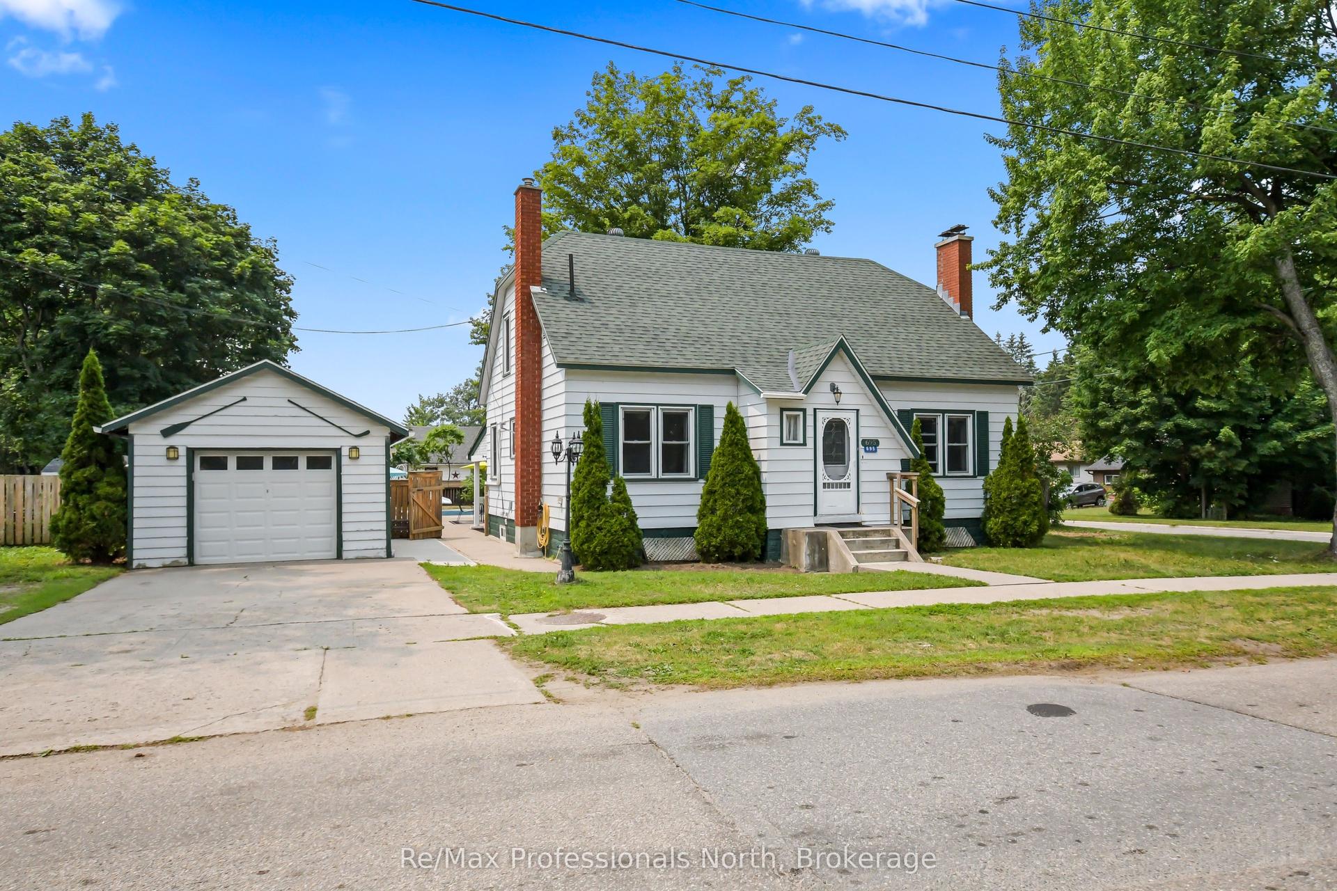 695 John Street N, Gravenhurst — Detached for sale, photo 1