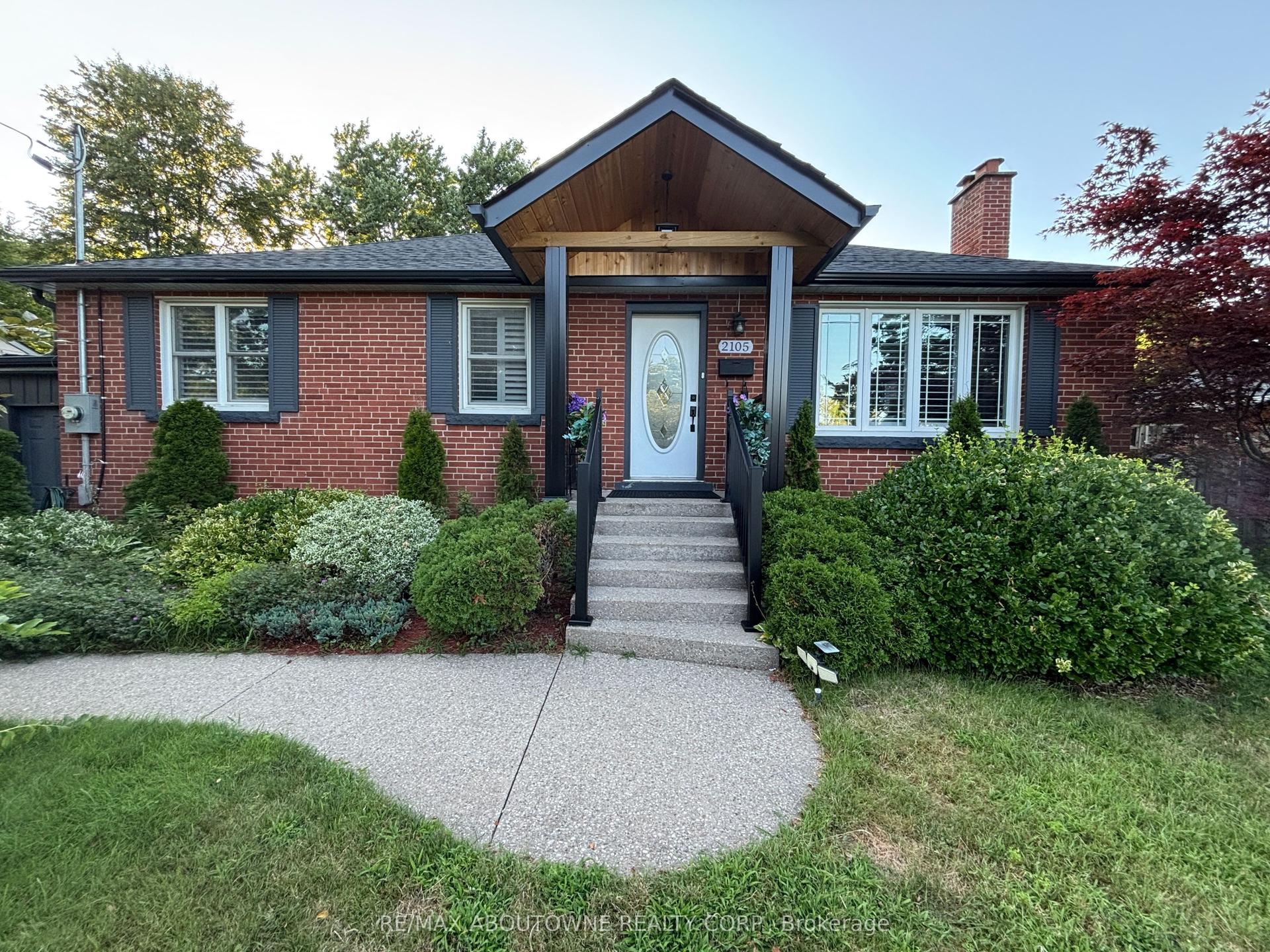2105 Maplewood Drive, Burlington — Detached for sale, photo 1