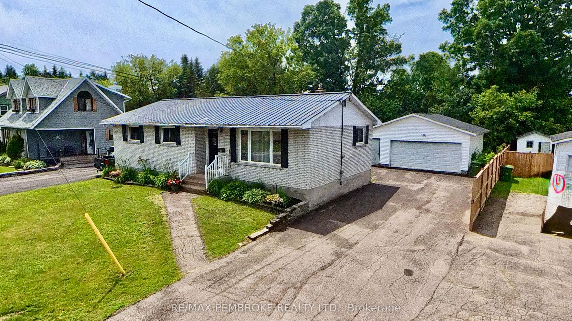 23 Doran Road, Petawawa — Detached for sale, photo 1