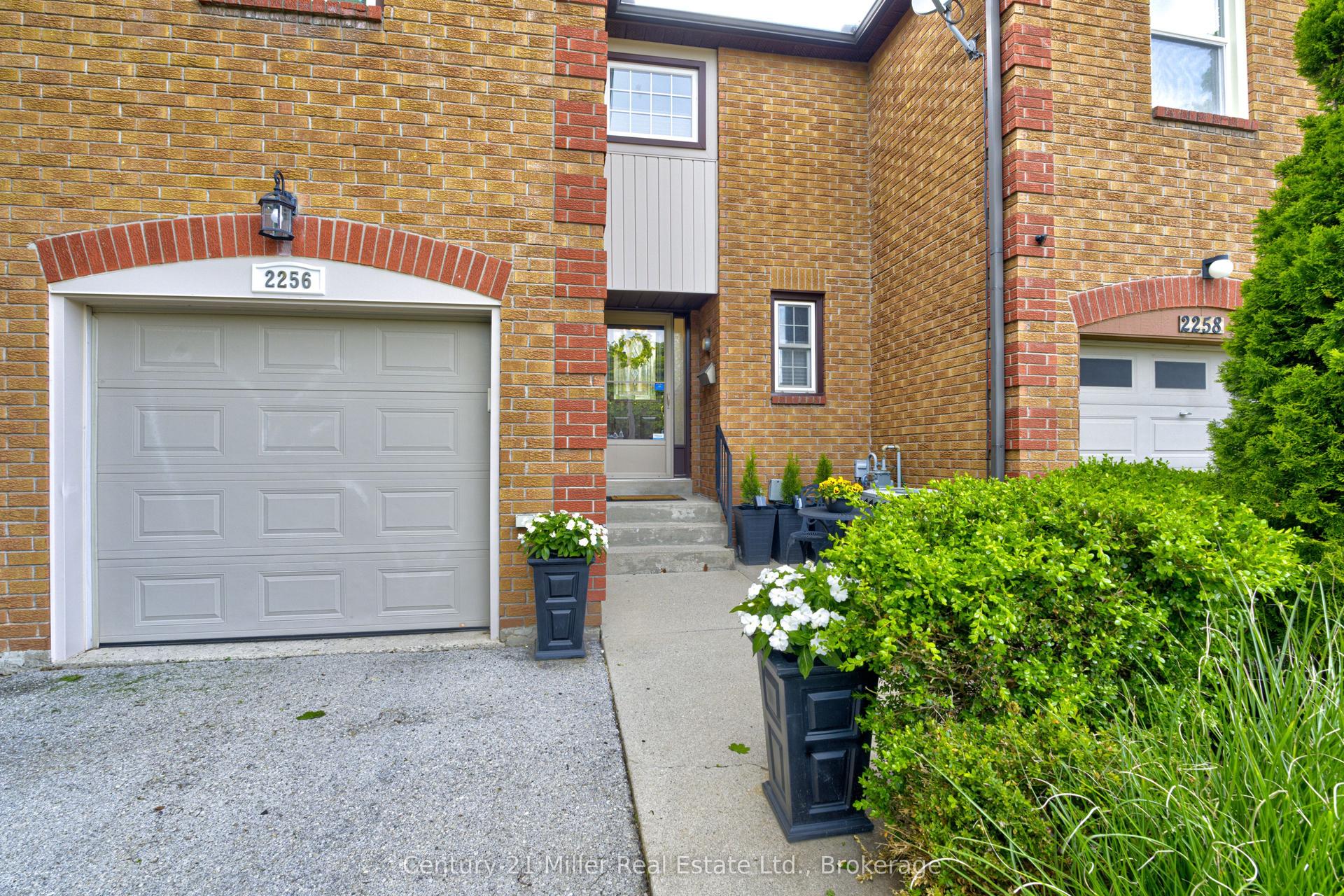 2256 MARGOT Street, Oakville — Townhouse for sale, photo 1