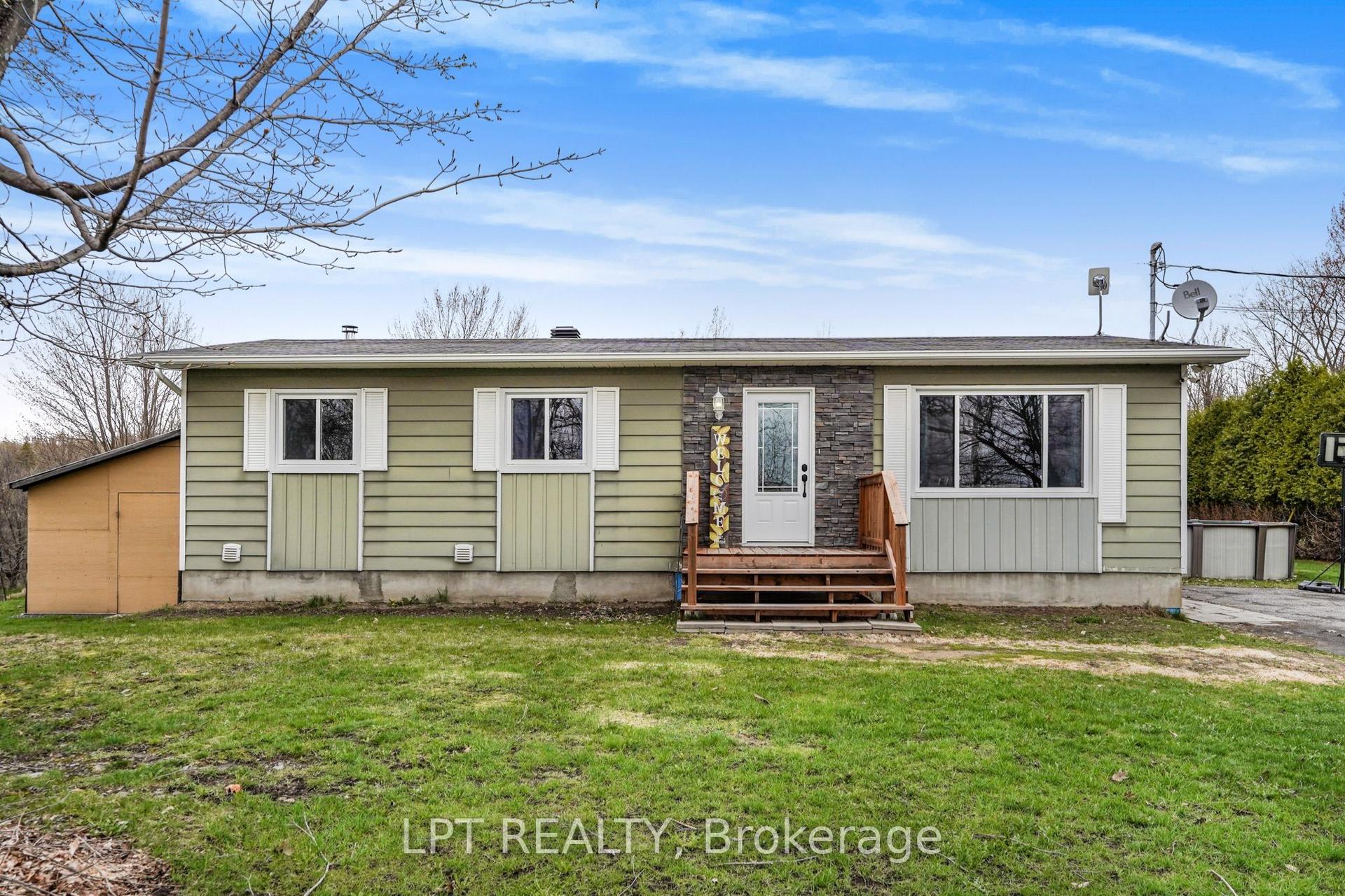 548 Pharand Street — photo 1