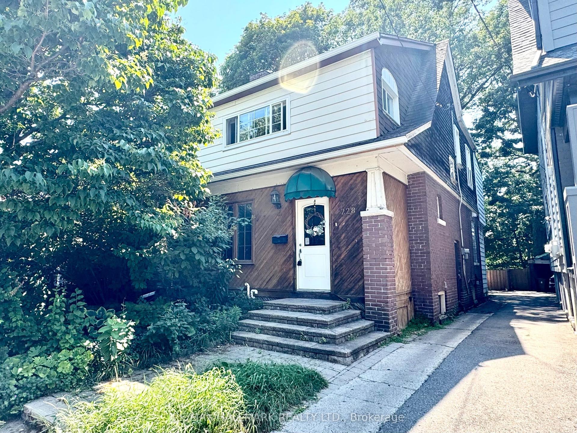 228 Gainsborough Road, Toronto — Semi-Detached for lease, photo 1