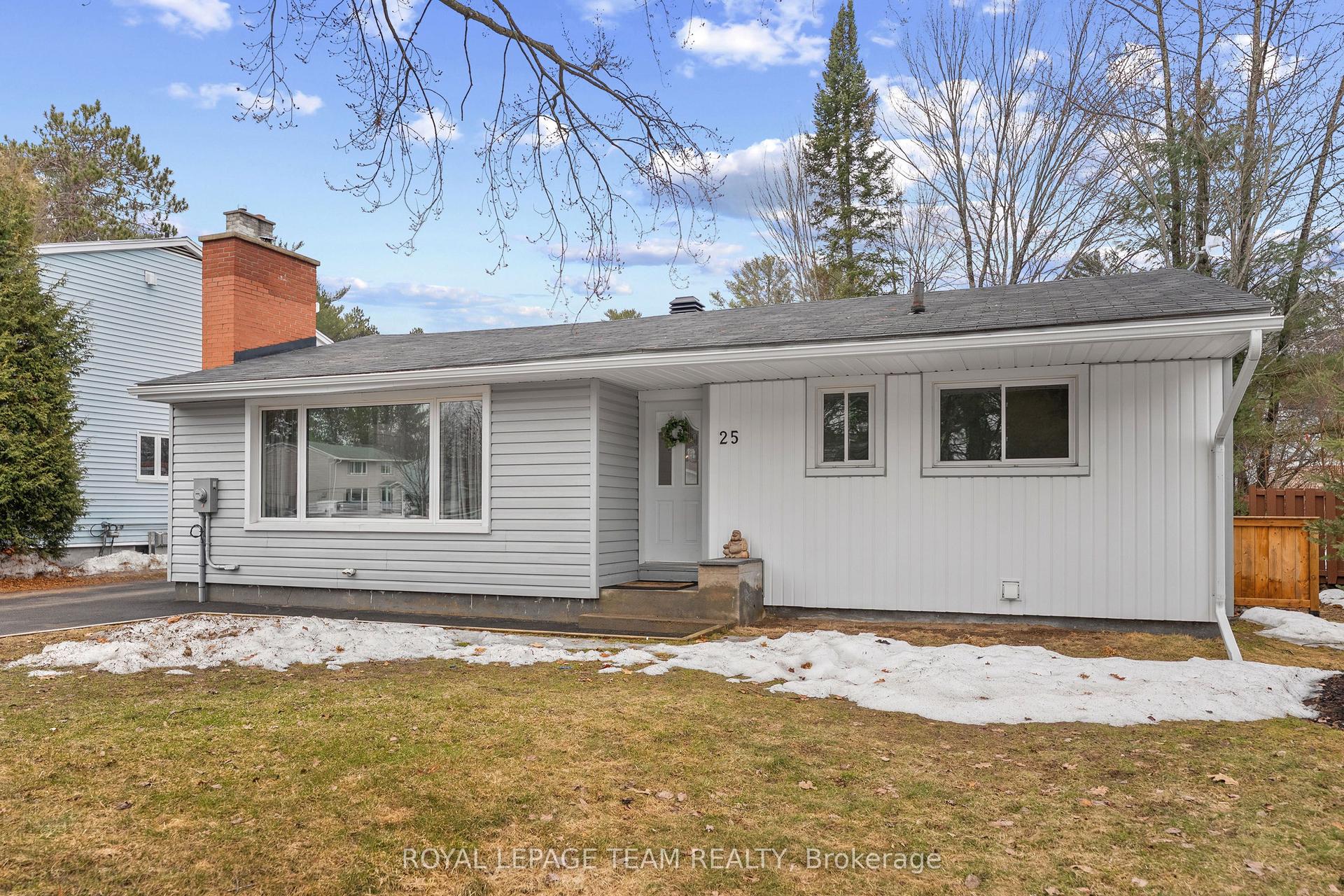 25 FRONTENAC Crescent — photo 1