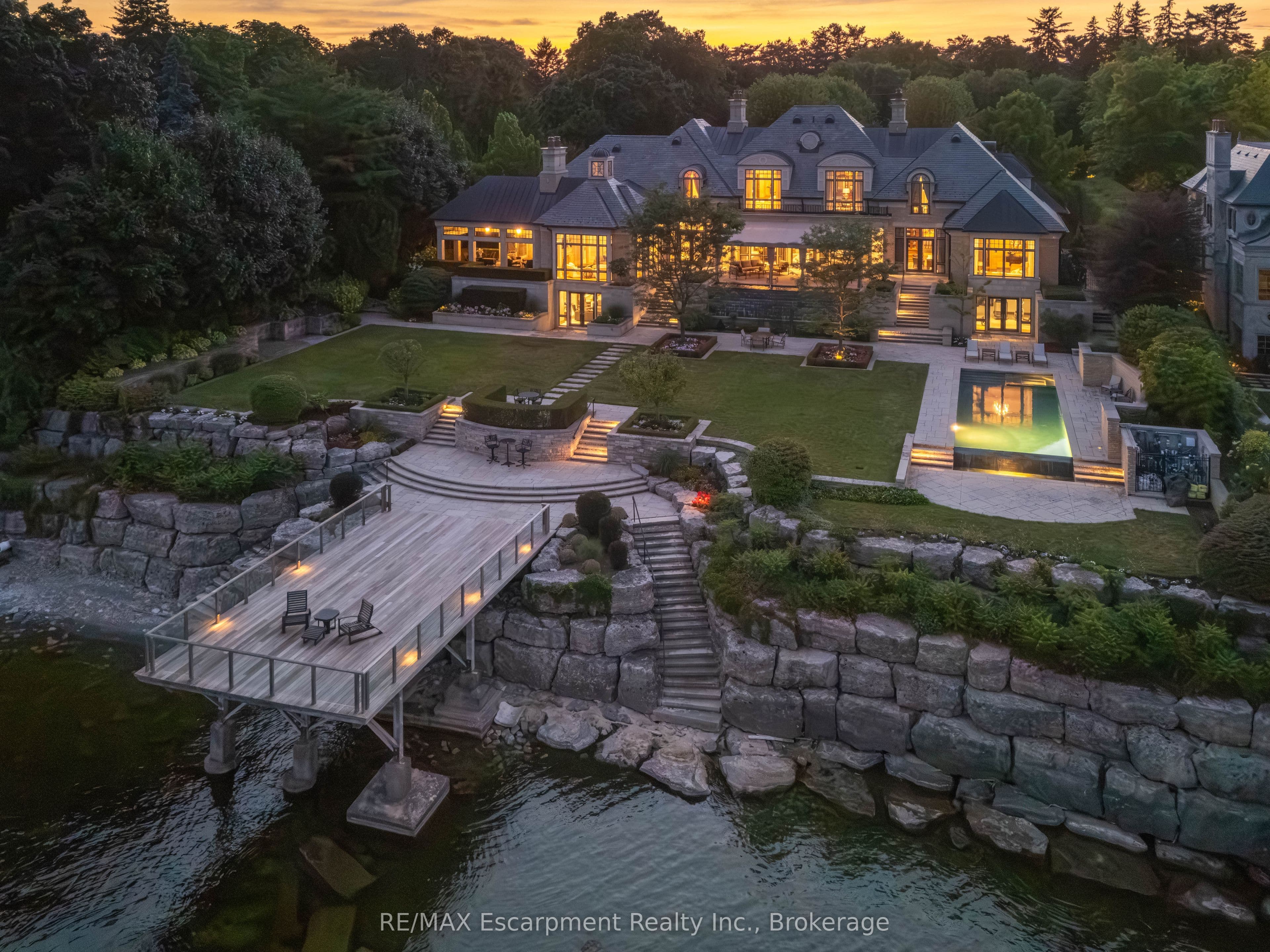 2054 Lakeshore Road E — photo 1