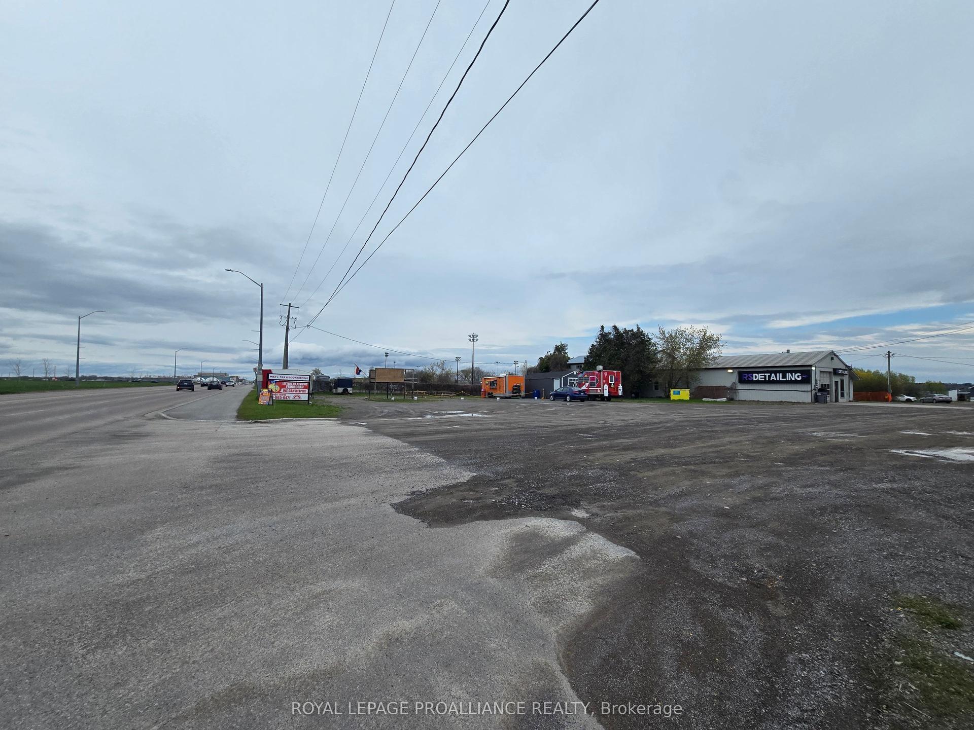 325 Dundas Street E — photo 1