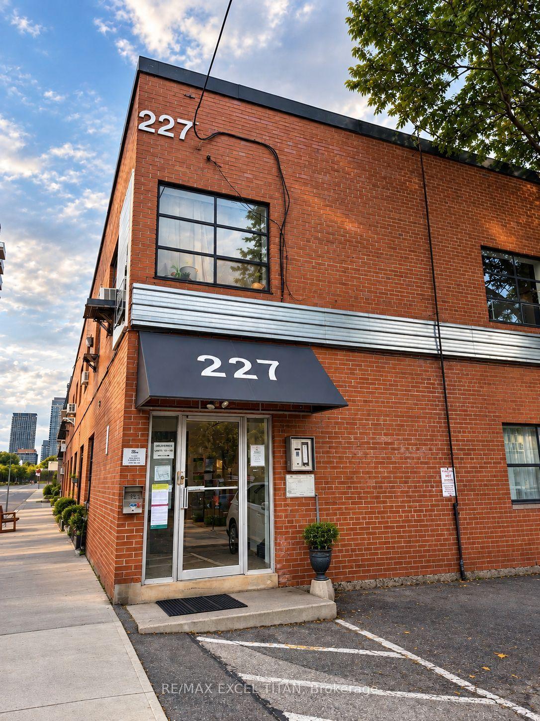 227 Sterling Road E 202 #202, Toronto — Condo for lease, photo 1