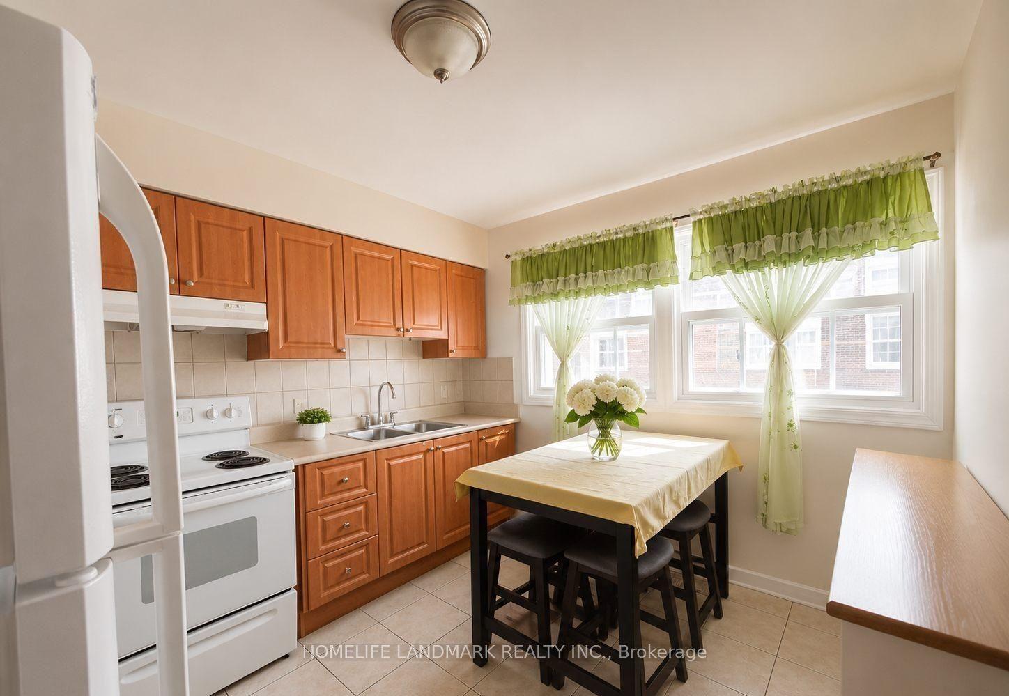 110 Purpledusk Trail, Toronto — Condo Town for sale, photo 1