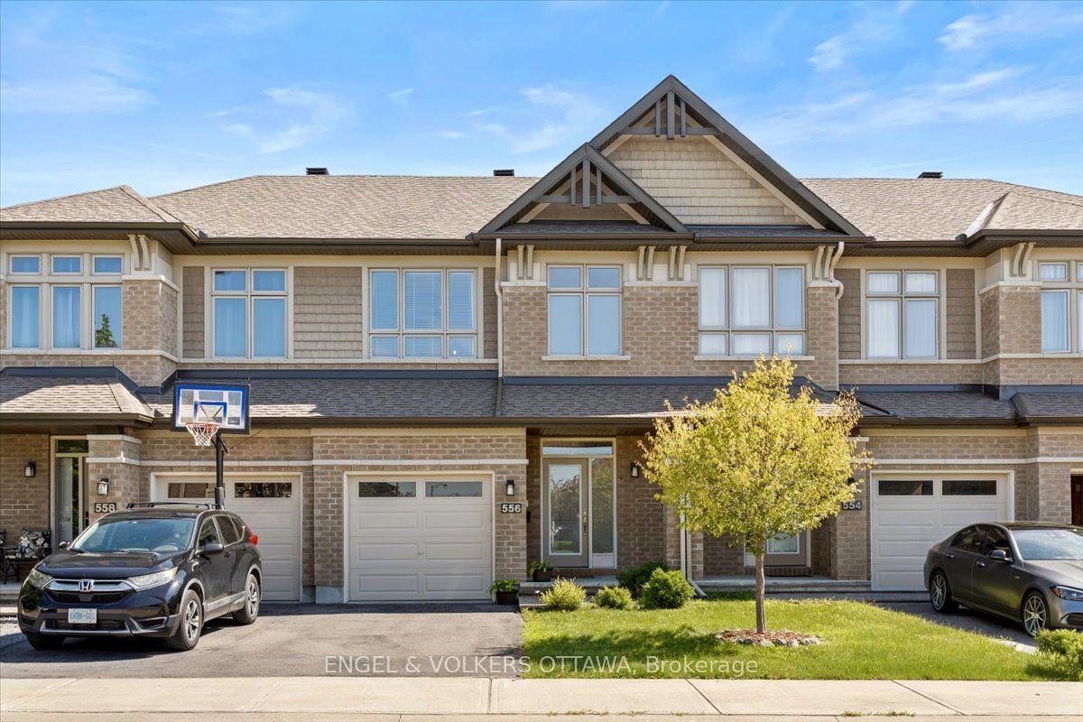 556 Triangle Street, Kanata — Townhouse for sale, photo 1