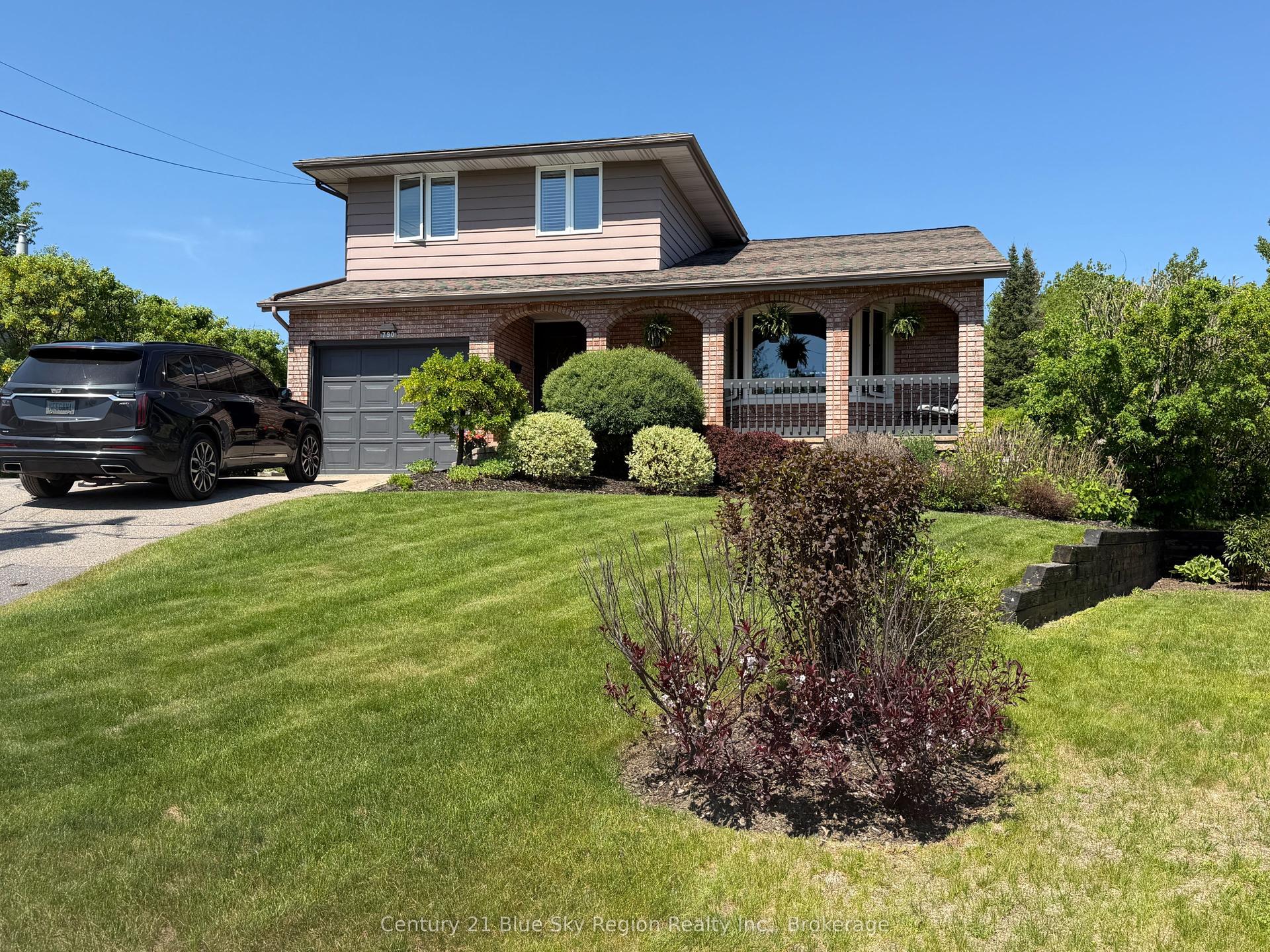 790 LAURENTIAN Avenue — photo 1