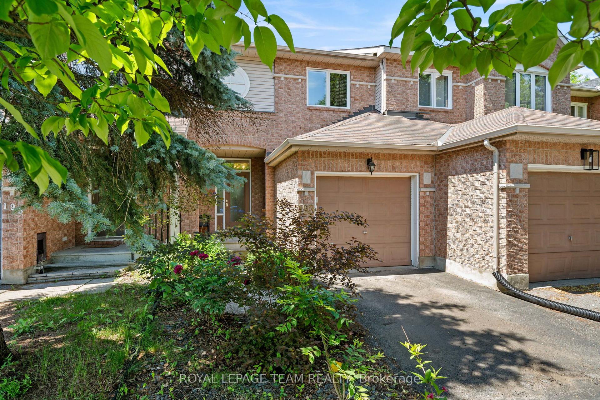 193 Thornbury Crescent, South of Baseline to Knoxdale — Townhouse for sale, photo 1