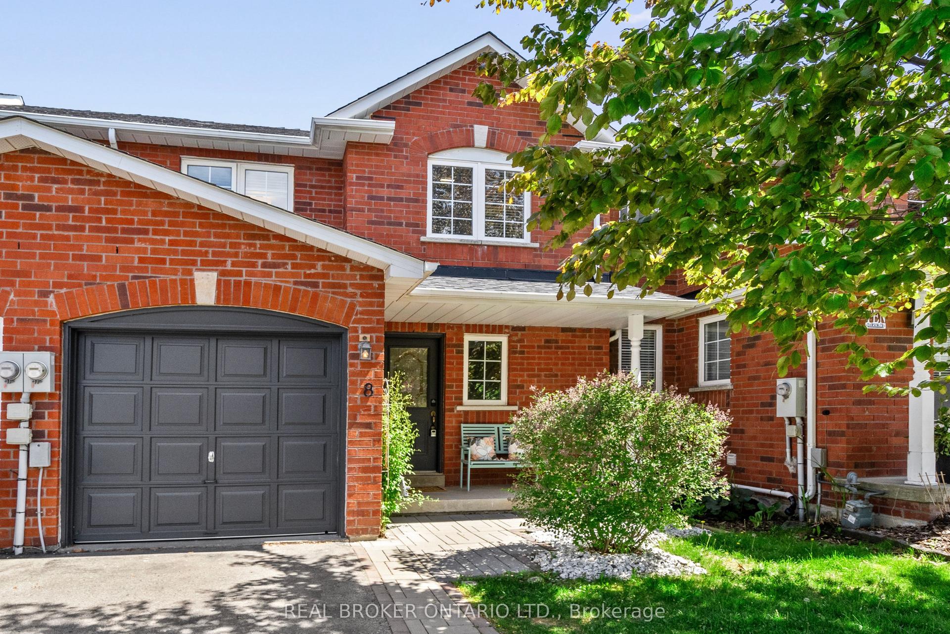 8 Dawson Crescent — photo 1