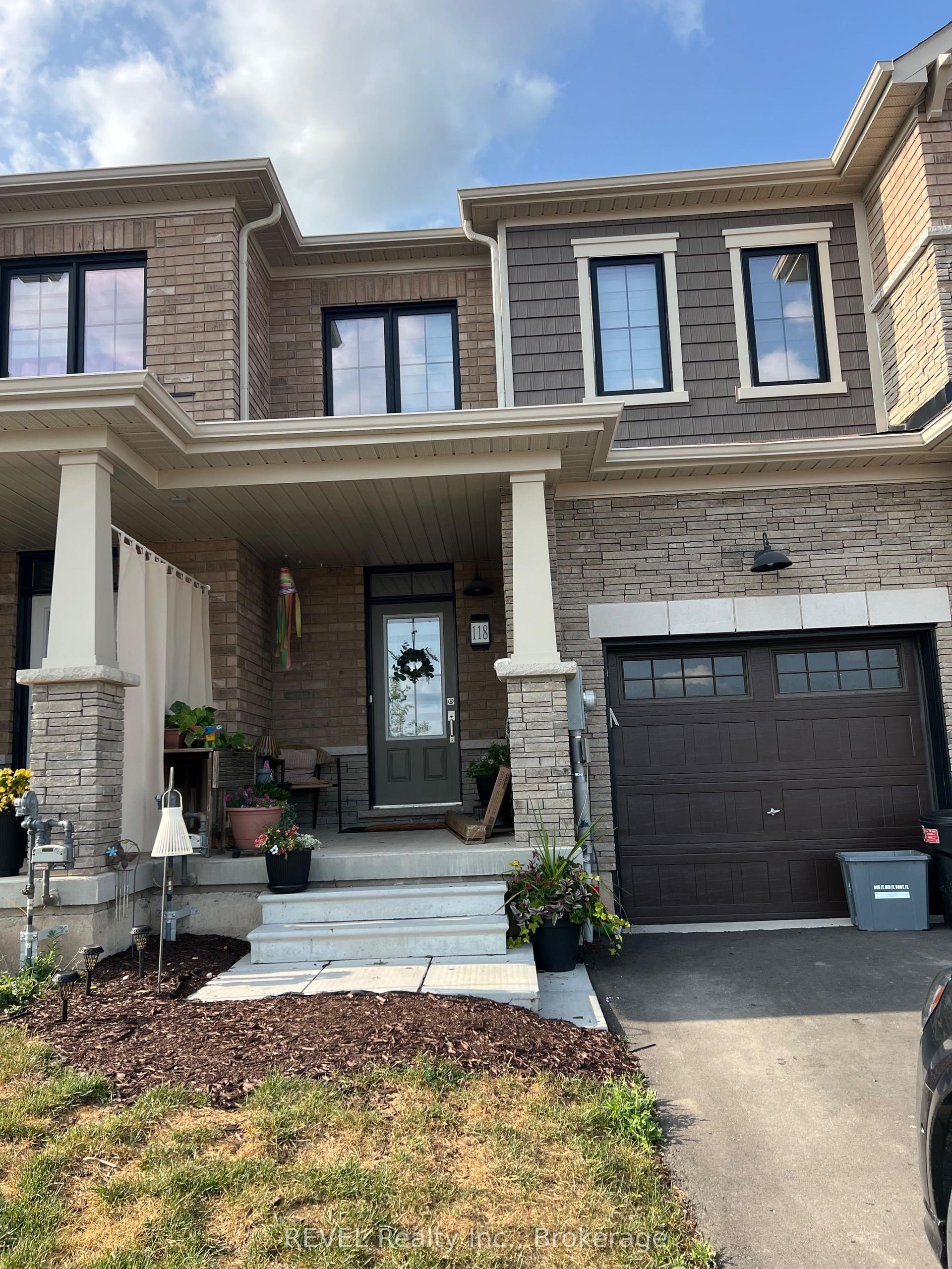 118 Varsity Drive, Welland — Townhouse for lease, photo 1